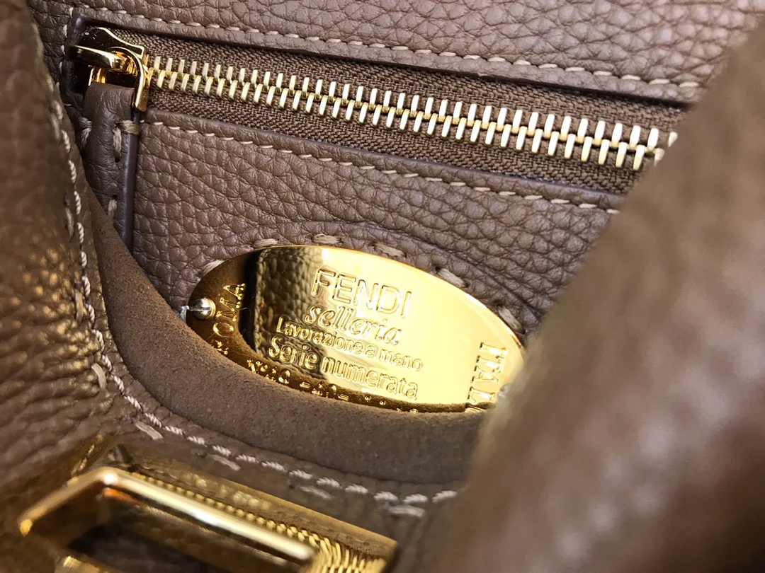 Мини-сумочка Fendi Peekaboo из коричневой кожи