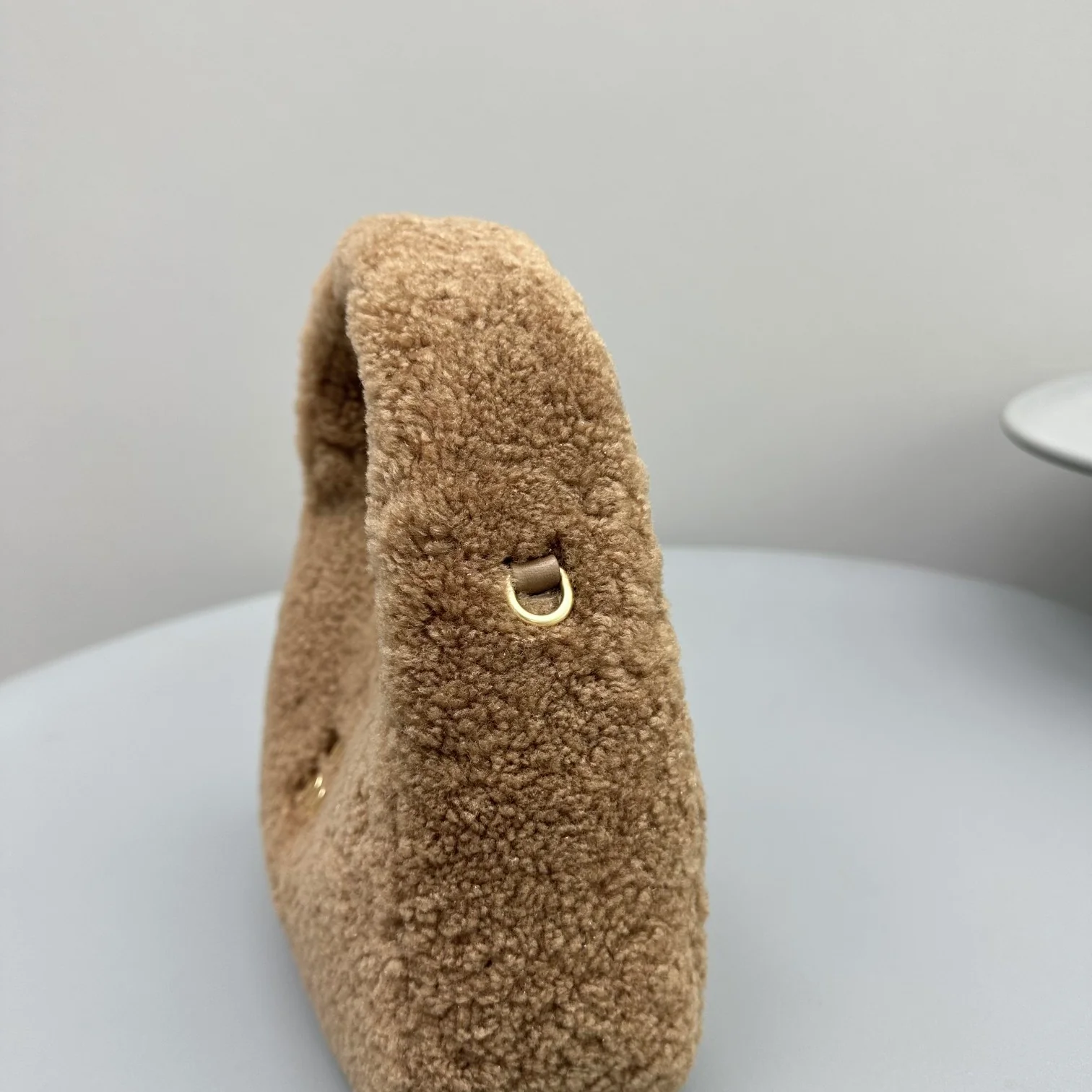 Сумка Miu Miu Wander, маленькая, коричневая, из овечьей шерсти.