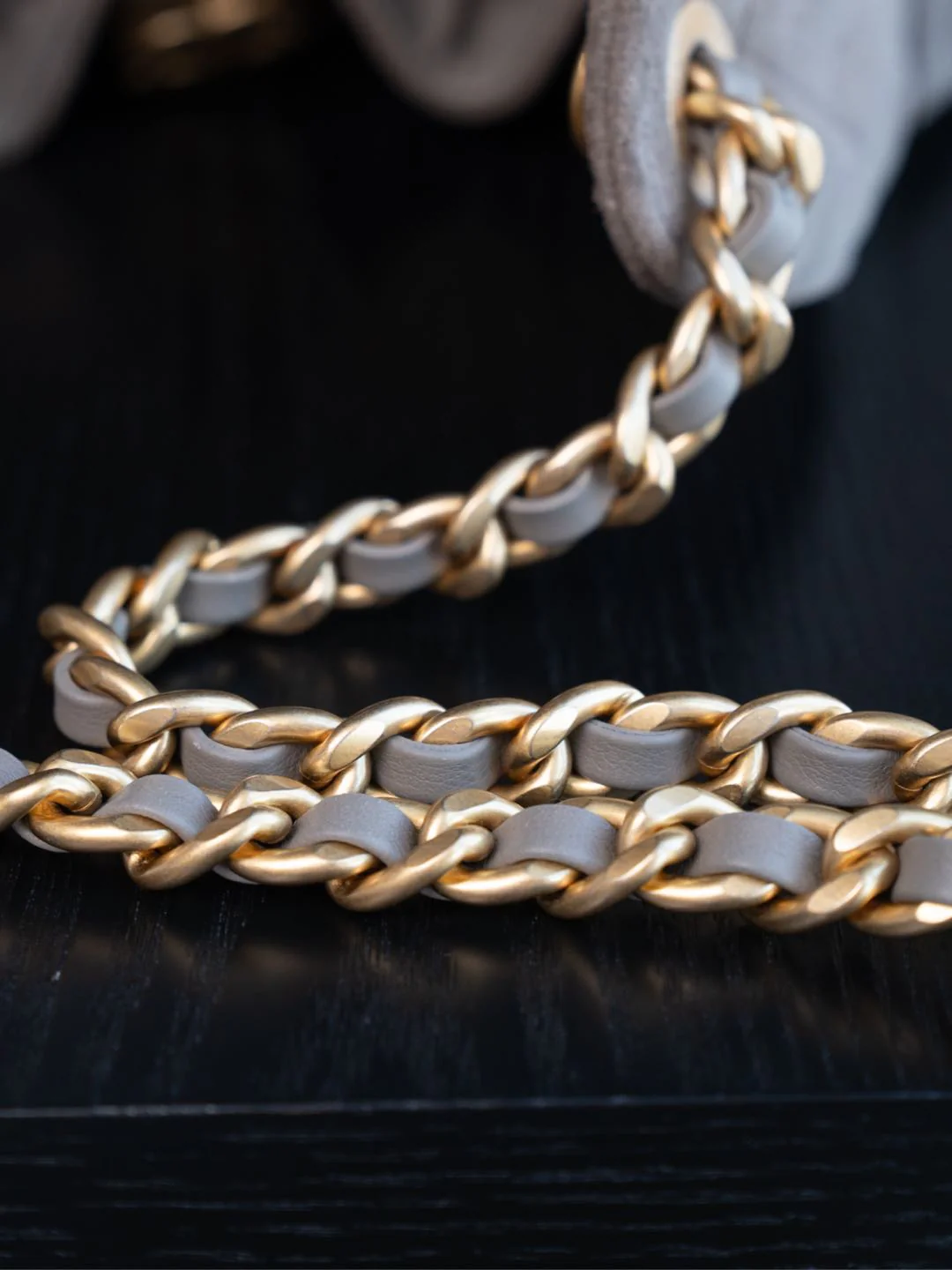 Сумка-хобо Chanel с завязками, замша, серая.