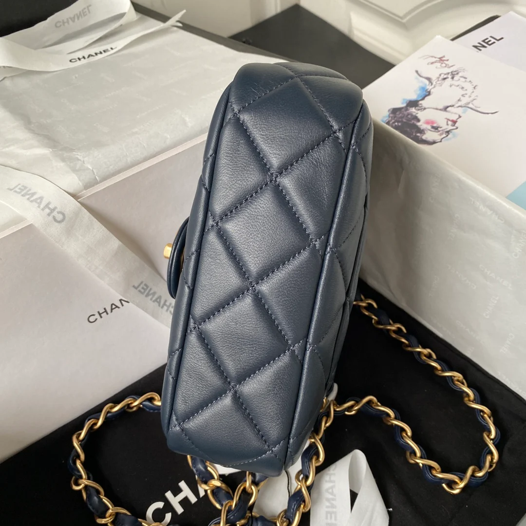 Новинка сезона весна/лето 2023 от Chanel - сумка Gold Coin CF - черная.