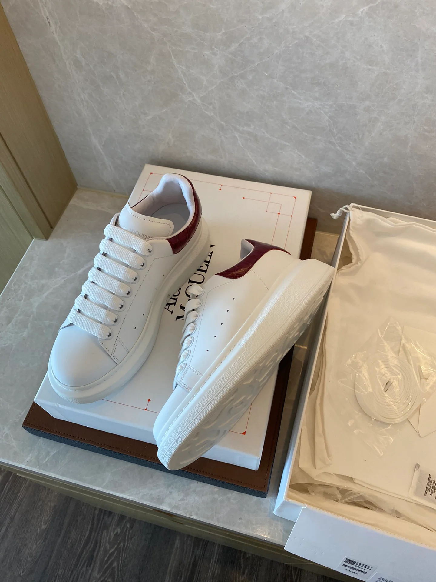 Классические белые кроссовки McQueen - на каблуке-резинке - в клетку - бордовые