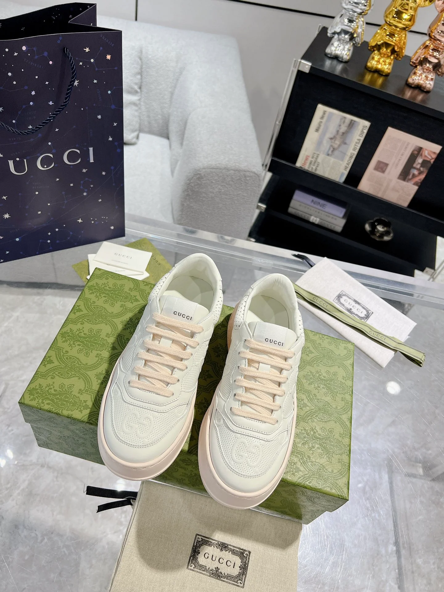 Gucci - Белые кроссовки на платформе с тиснением