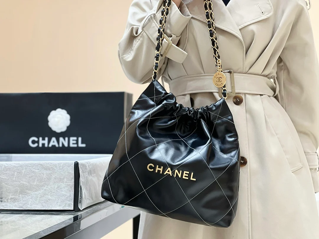 Круизная коллекция Chanel 2023 - сумка 22bag - маленькая - черная - Фотографии в одежде