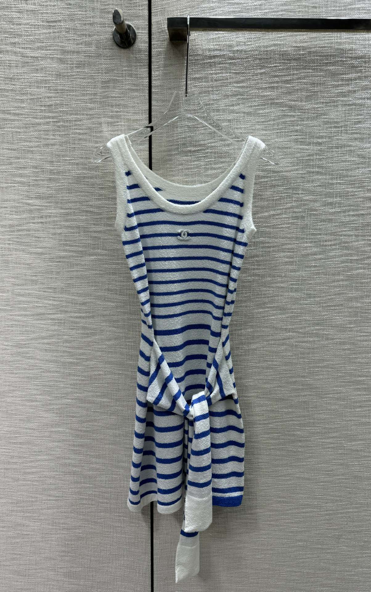 Платье-комбинация Chanel 2403 из трикотажа в полоску с цветовыми блоками - белое и синее.