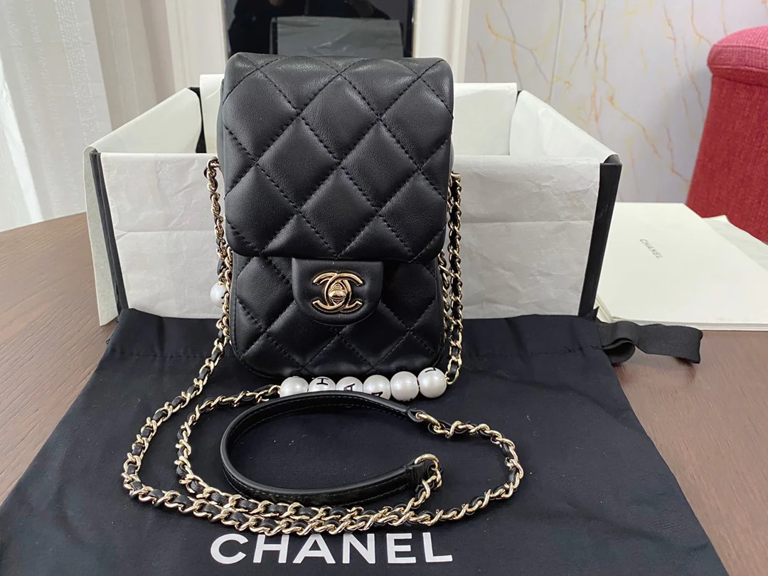 Сумка для телефона Chanel CF Pearl из коллекции Весна/Лето 2020 - Черная