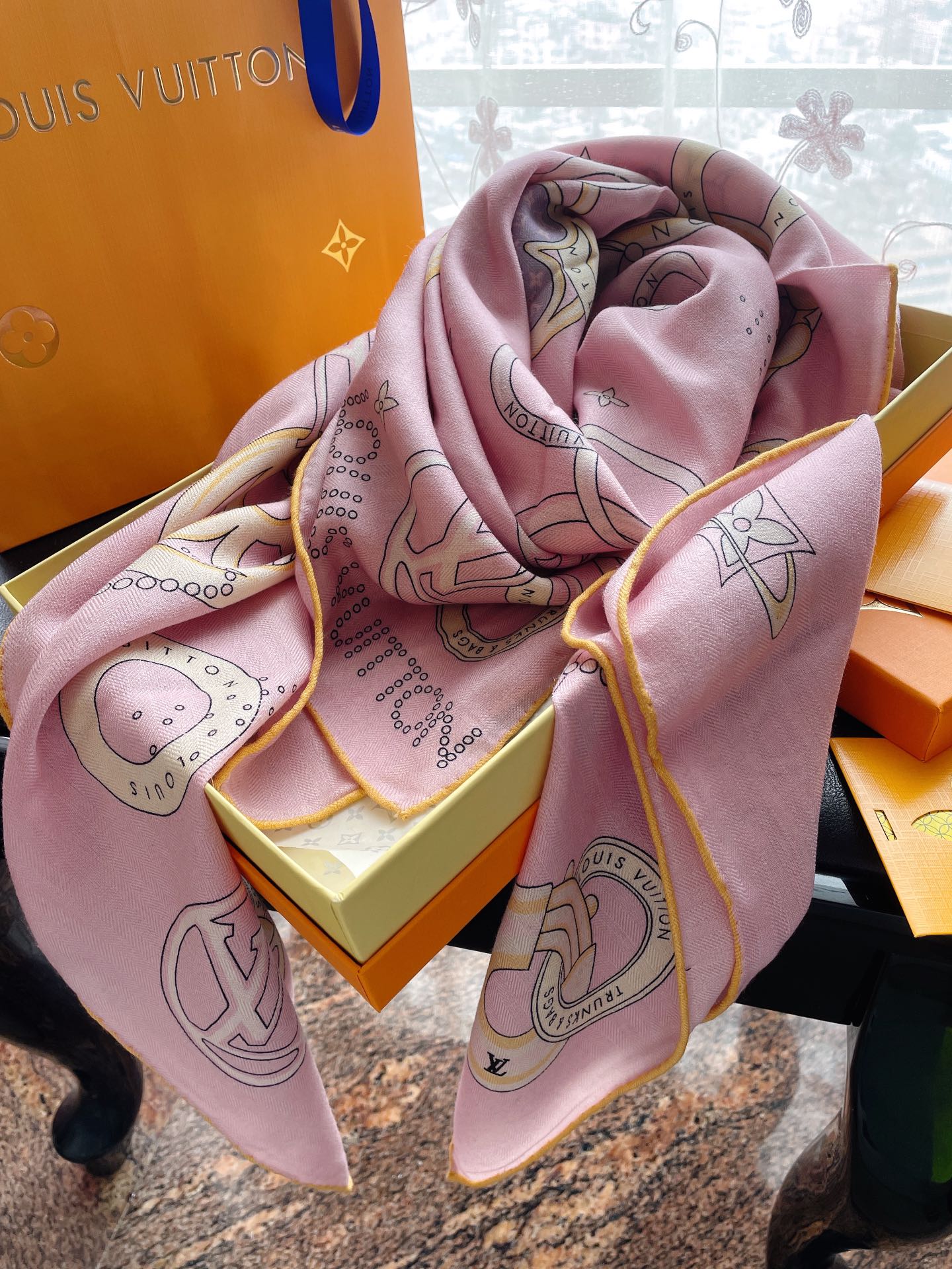 Кашемировый платок LV Vivienne and Beyond, 140 см, розовый.