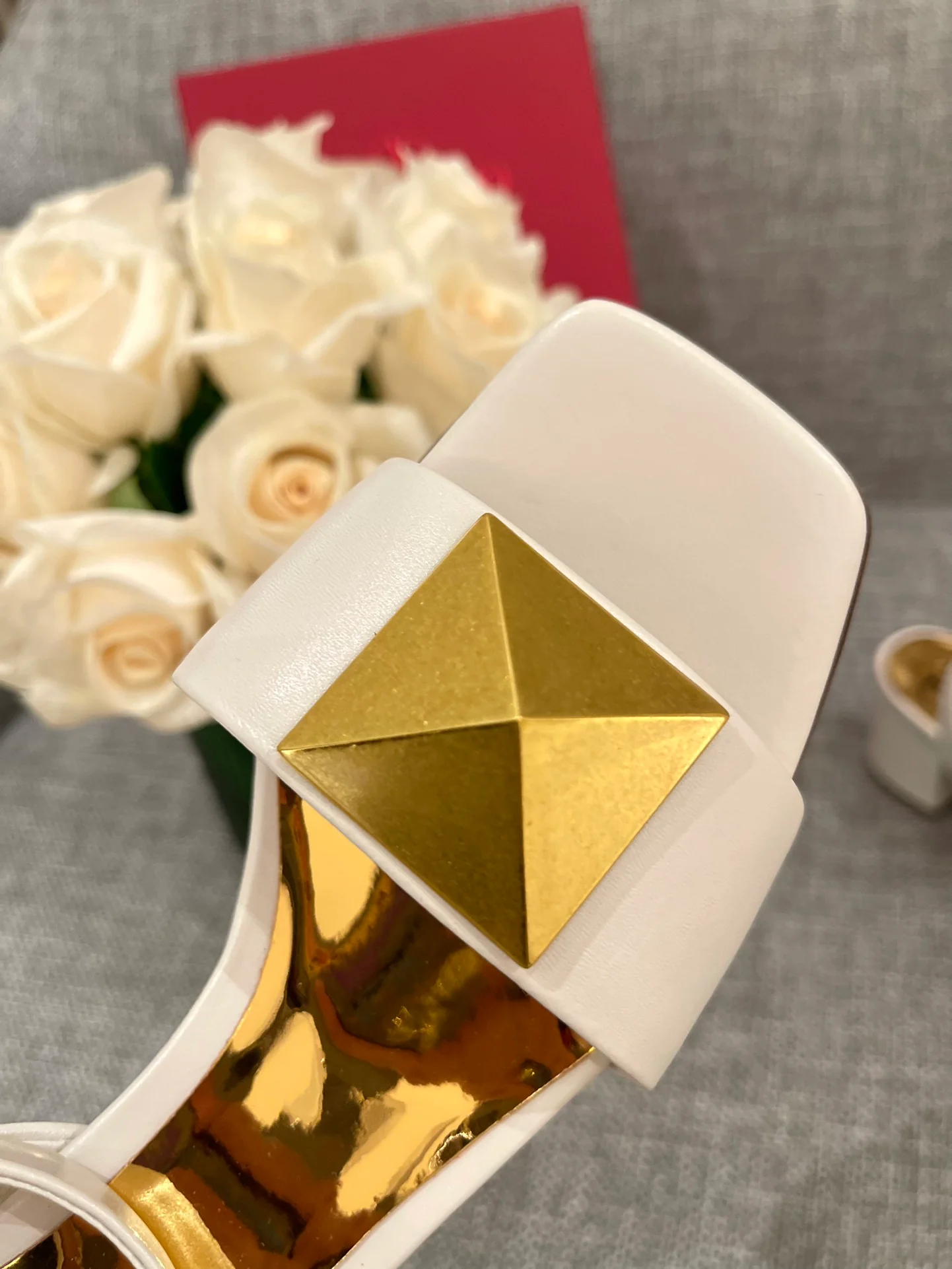 Сандалии Valentino на массивном каблуке - белые