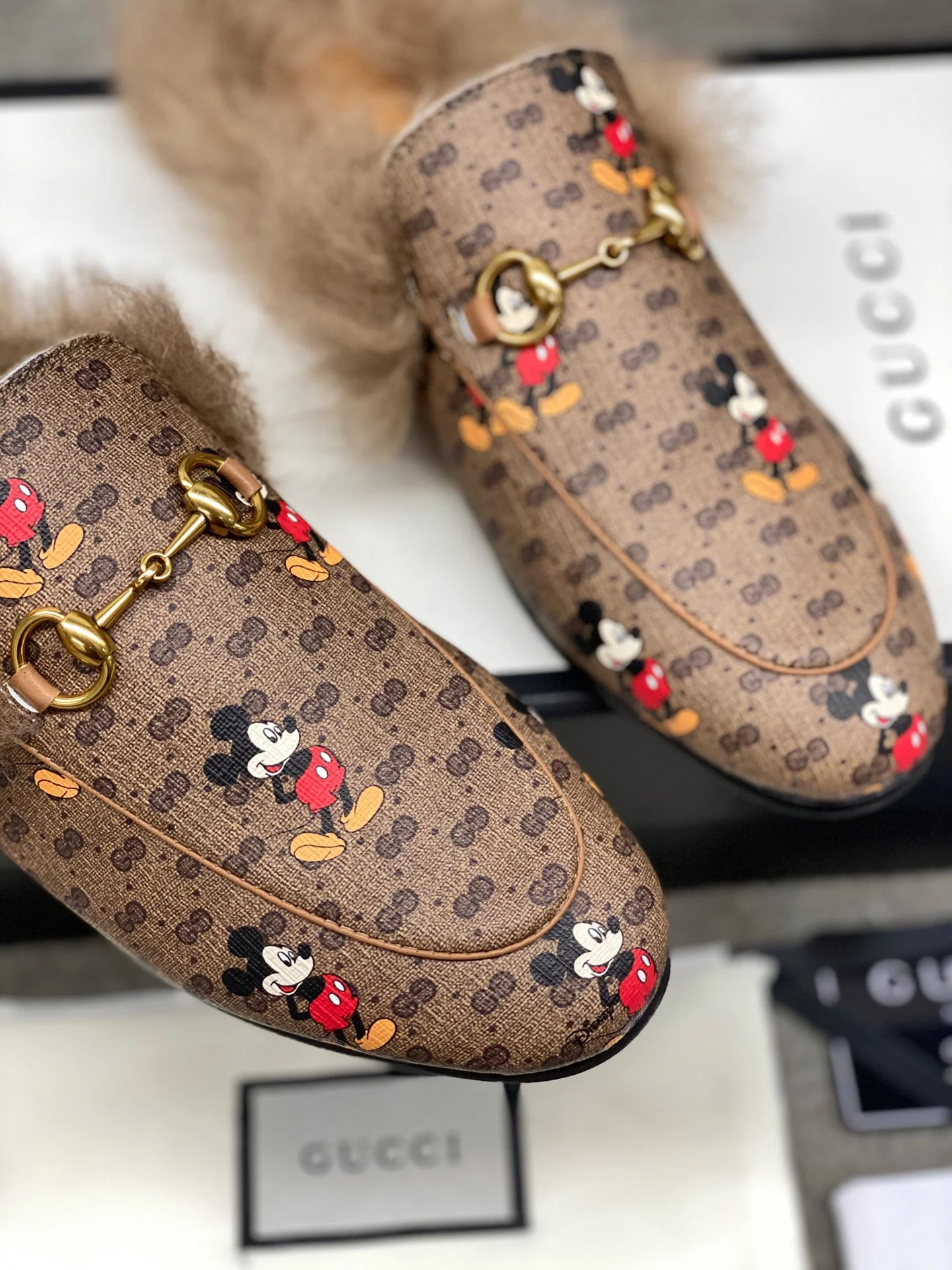 Бутик Gucci 2020 — Новинка с подиума — Меховые тапочки — Дизайн с Микки Маусом