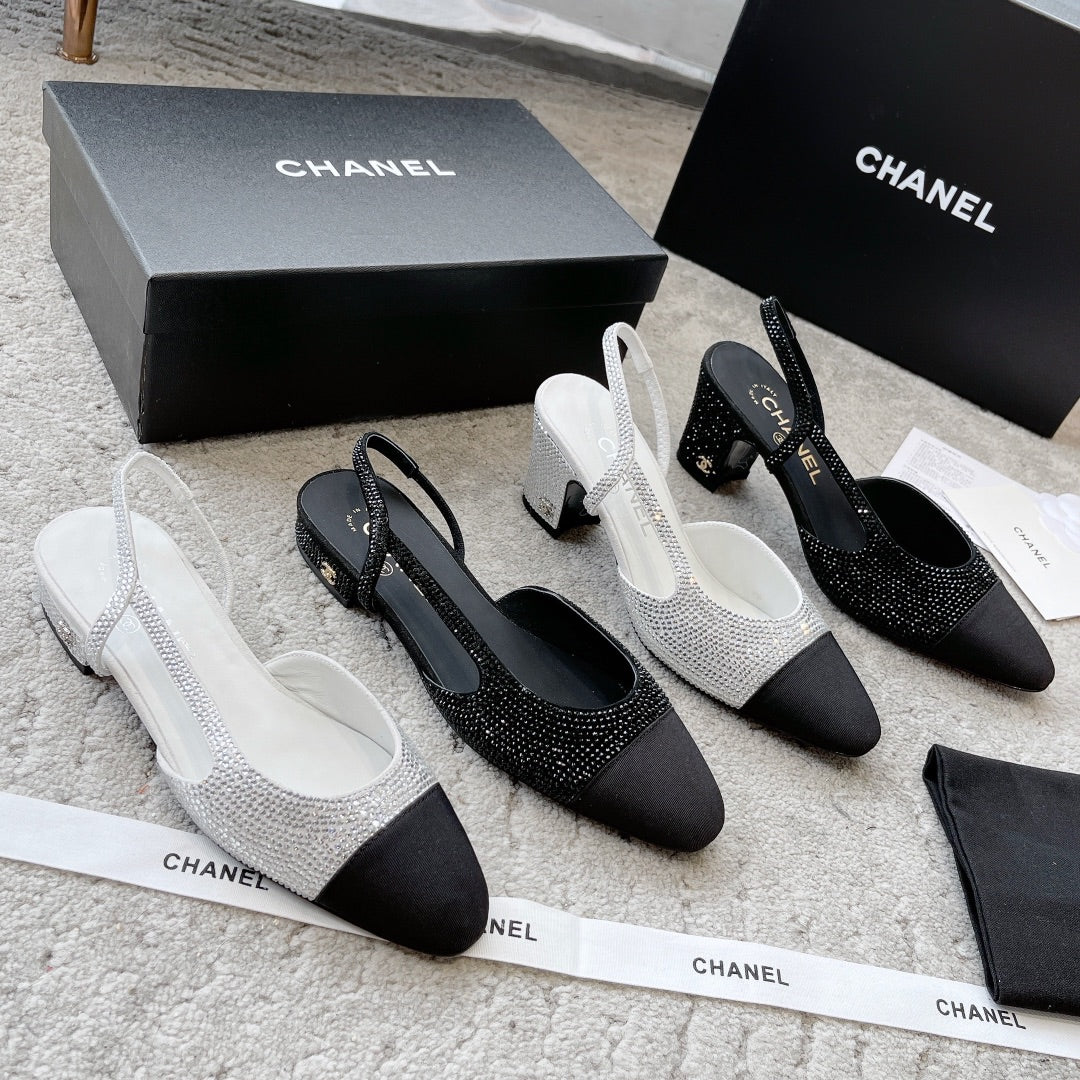 Chanel - Атласные босоножки на низком каблуке со стразами - Белые