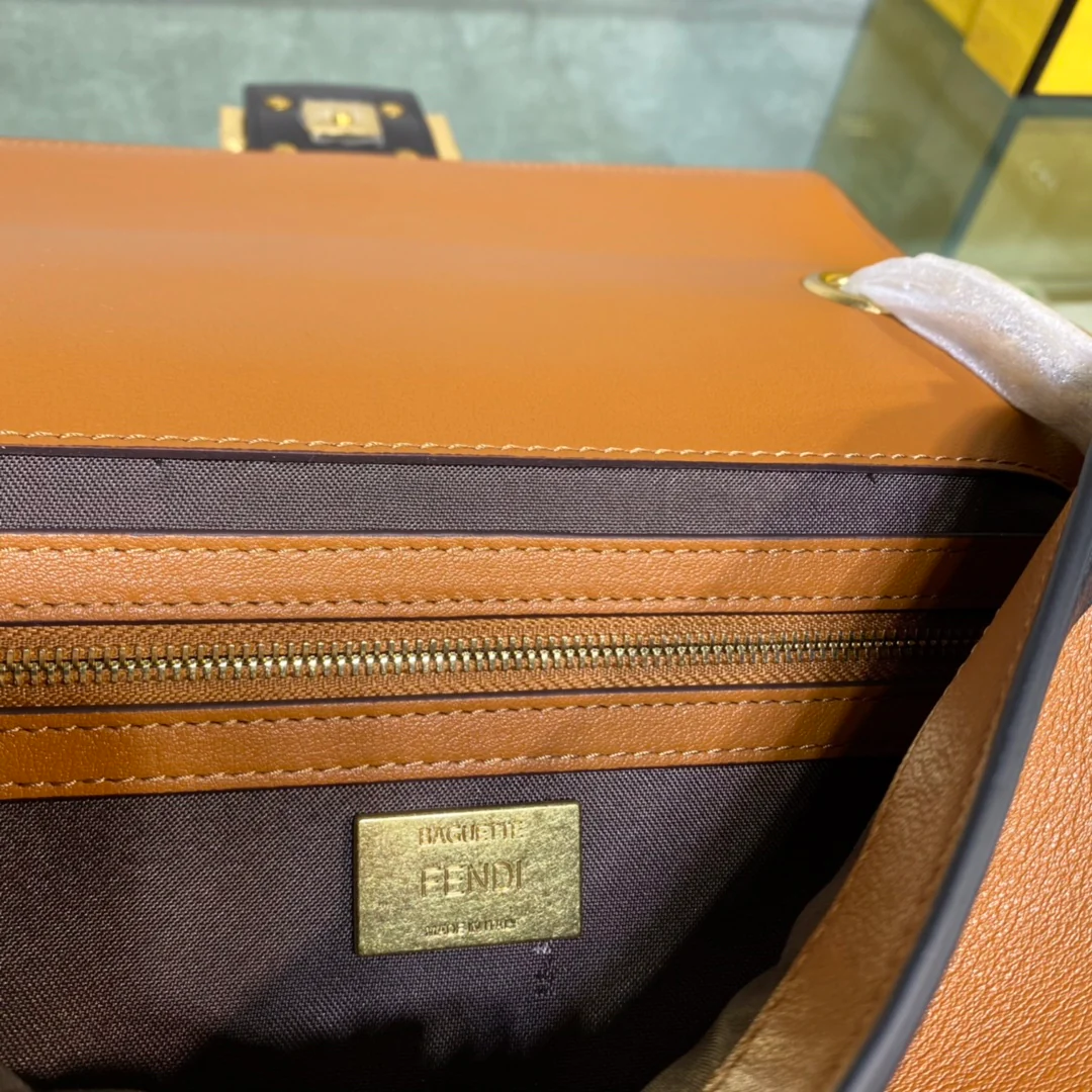 Сумка-багет Fendi Baguette — коричневая кожаная сумка средней длины с черной отделкой.