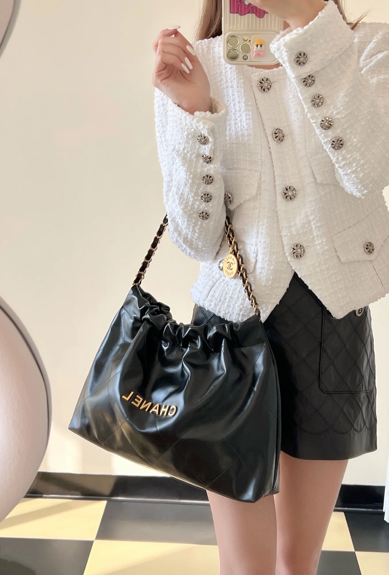 Сумка Chanel 22 (горизонтальный дизайн) - черная с золотой фурнитурой.