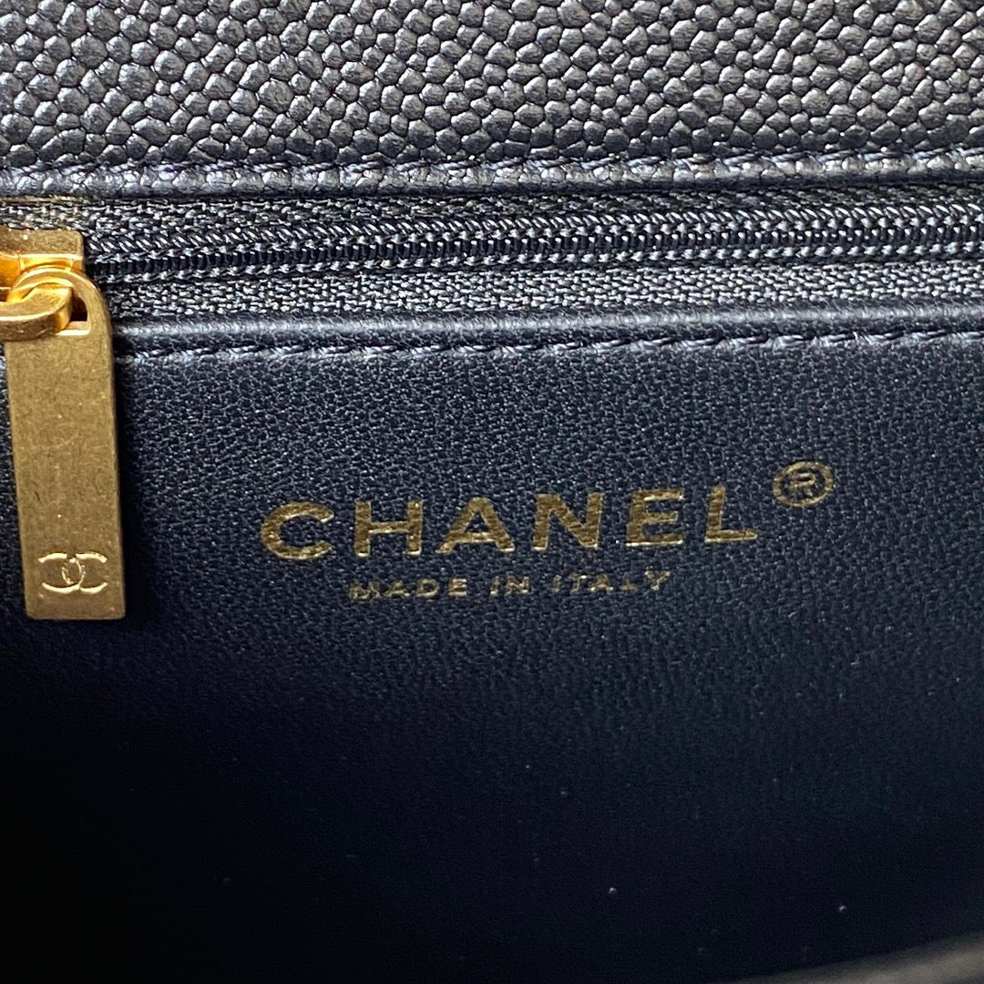 Новинка Chanel Весна/Лето 2023 - Квадратные часы 