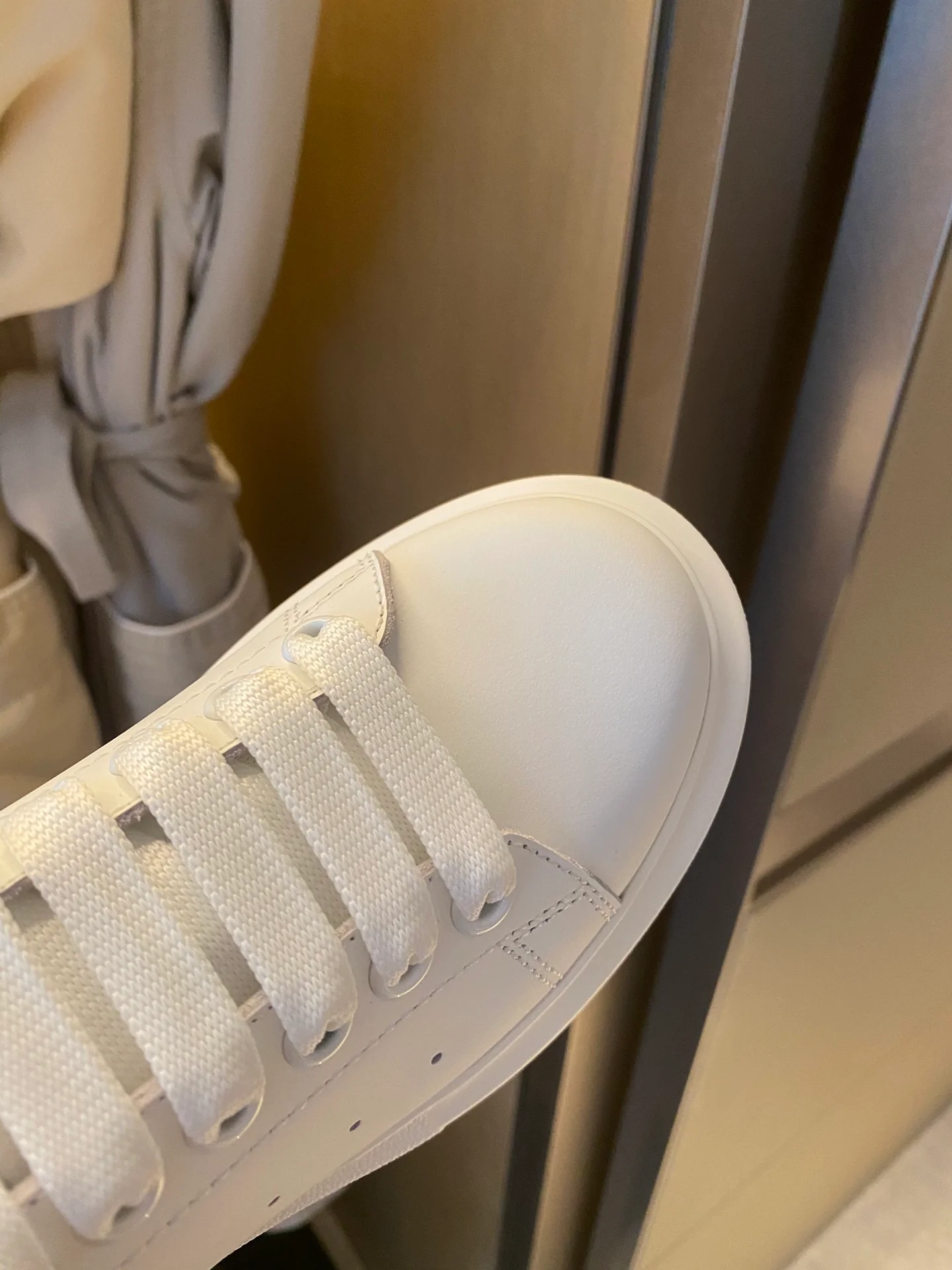 McQueen - Классические белые кроссовки - Улыбающаяся пятка - Черные