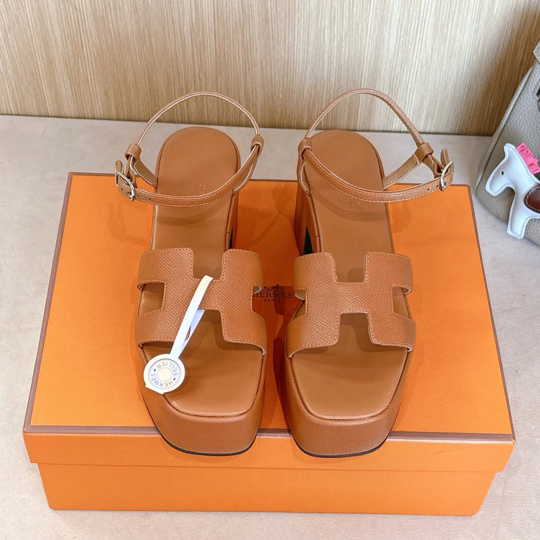 Босоножки на высоком каблуке Hermes Second Uncle 2024 из кожи, цвет ?кофе?.