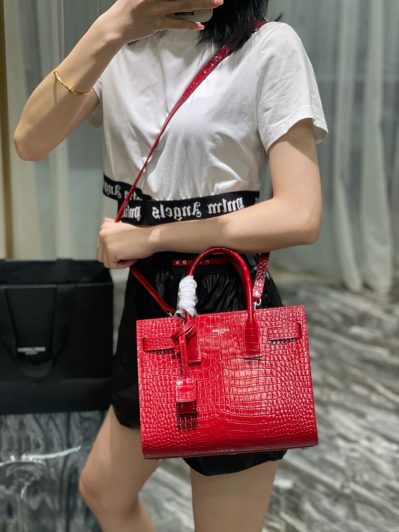 Сумка-мессенджер YSL Sac-de-jour с тиснением под крокодиловую кожу - красная