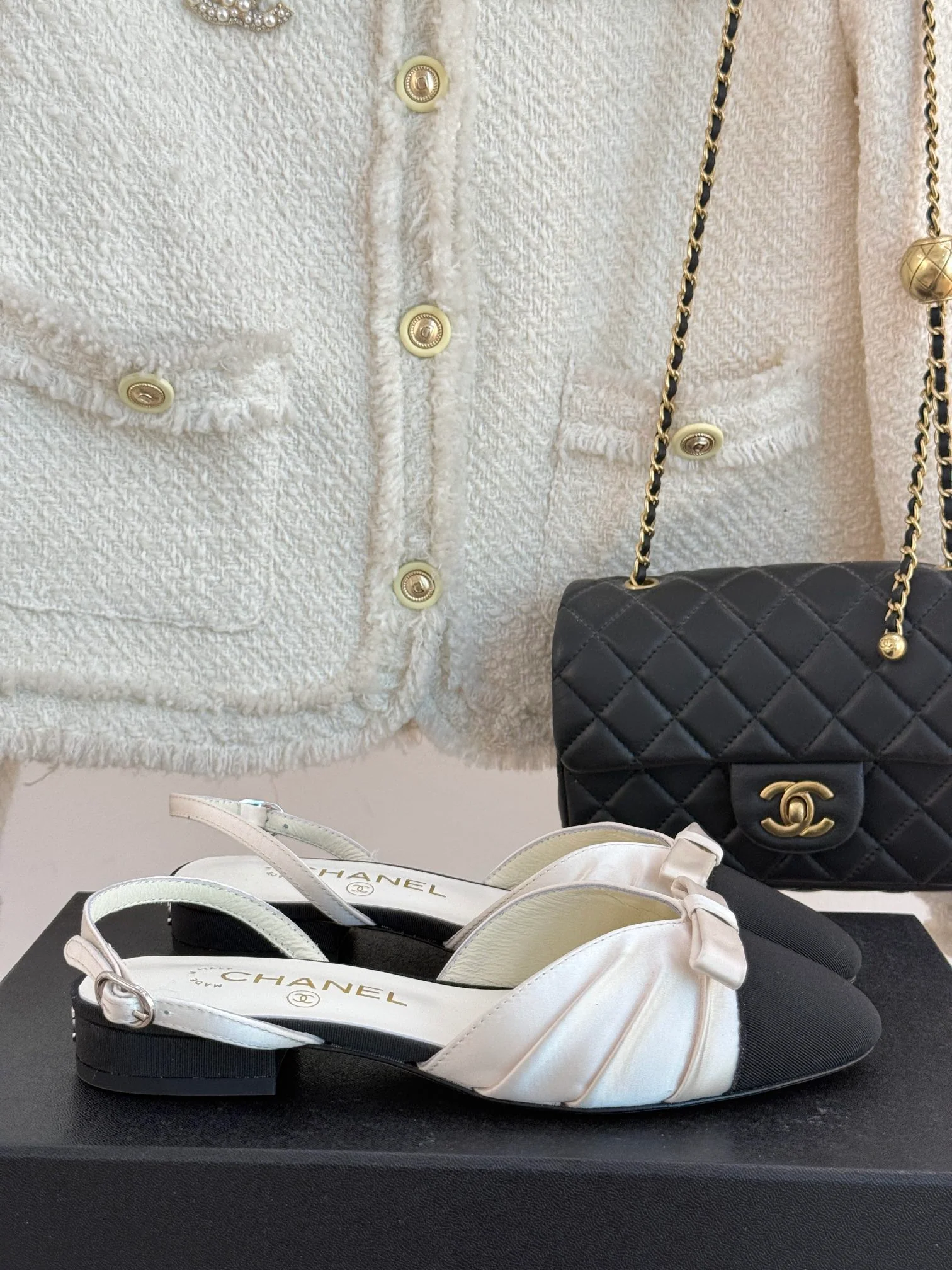 Сандалии Chanel 2024 с атласным бантом - белые