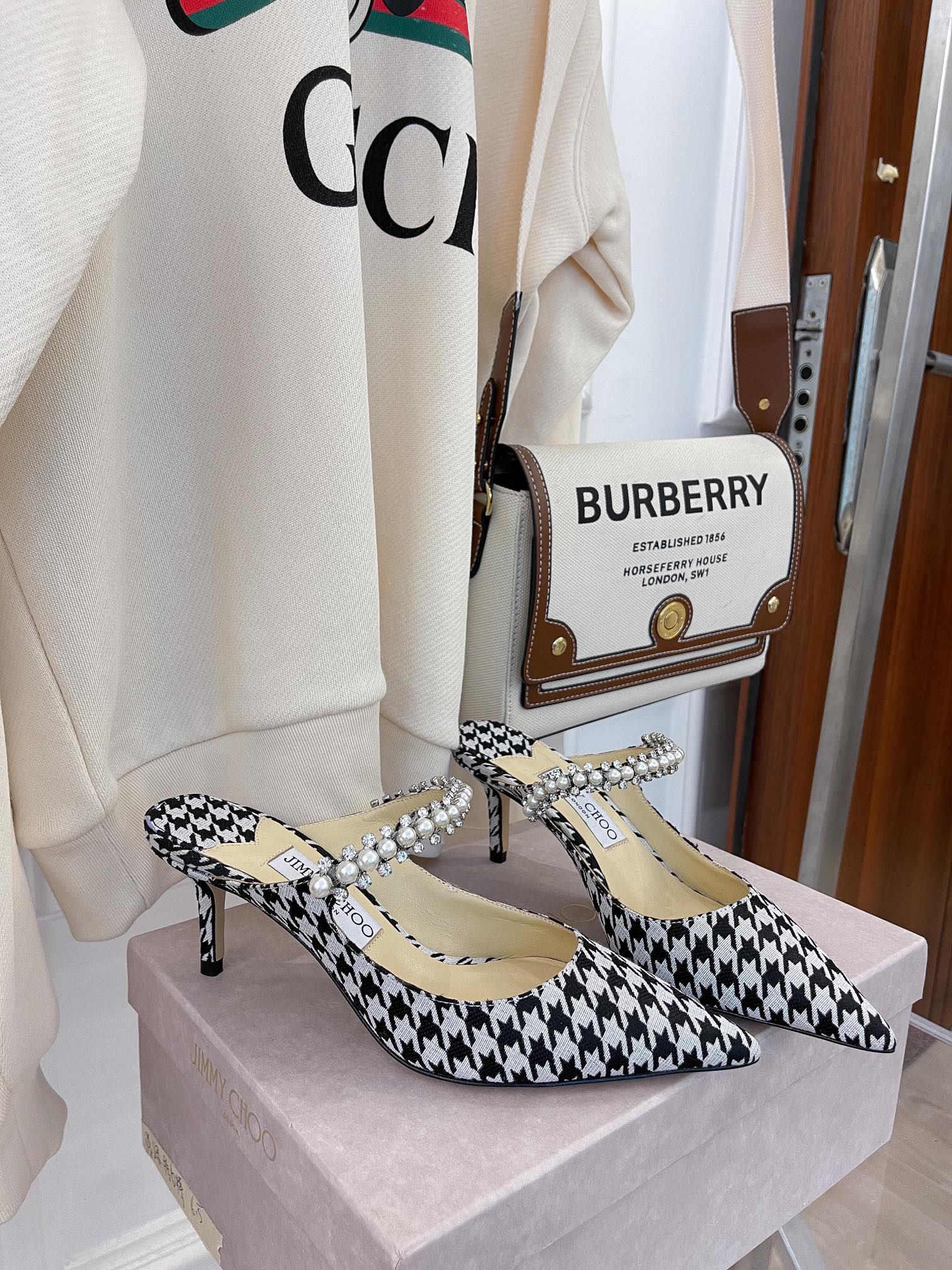 Jimmy - Жемчужная цепочка - Сандалии на низком каблуке