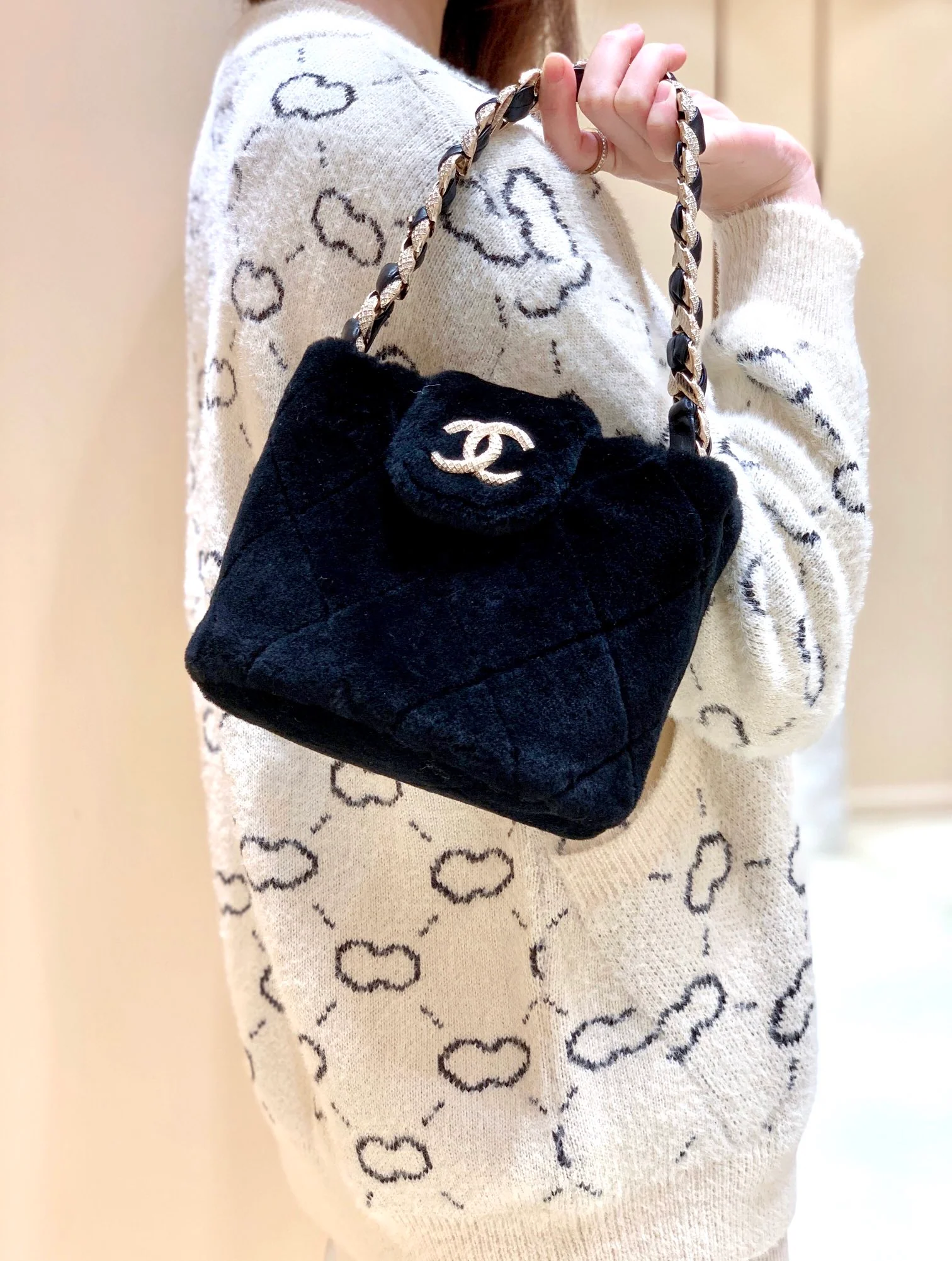 Сумка Chanel из овчины с цепочкой и бриллиантами - 1