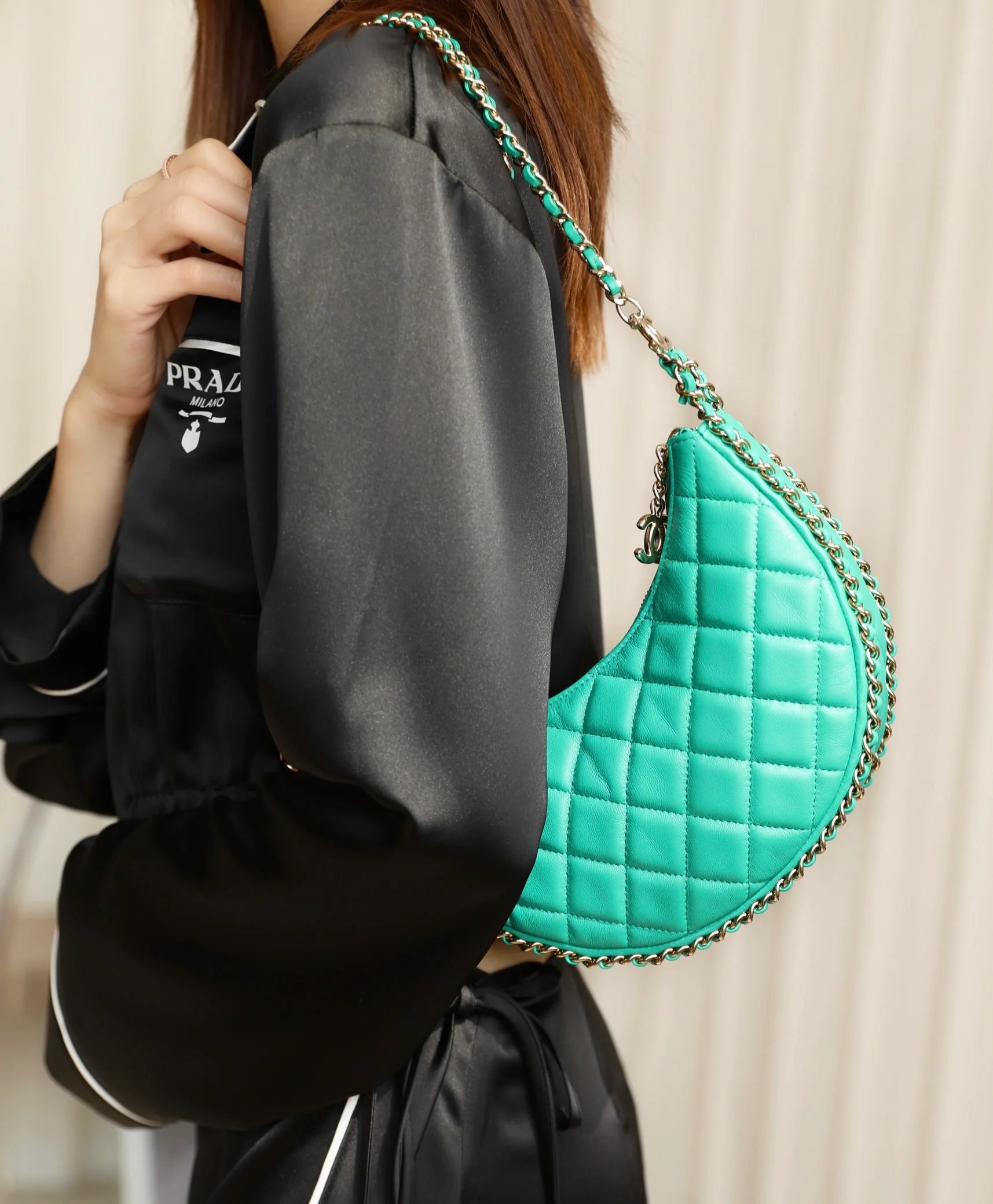 Новинка сезона весна/лето 2023 от Chanel - сумка ?Полумесяц? - маленькая - зеленая - фотографии на теле.