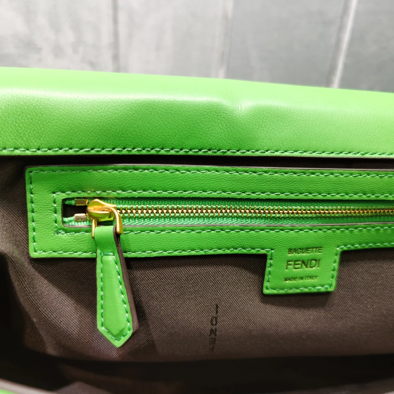 Сумка-багет Fendi Baguette средней длины из зеленой кожи.