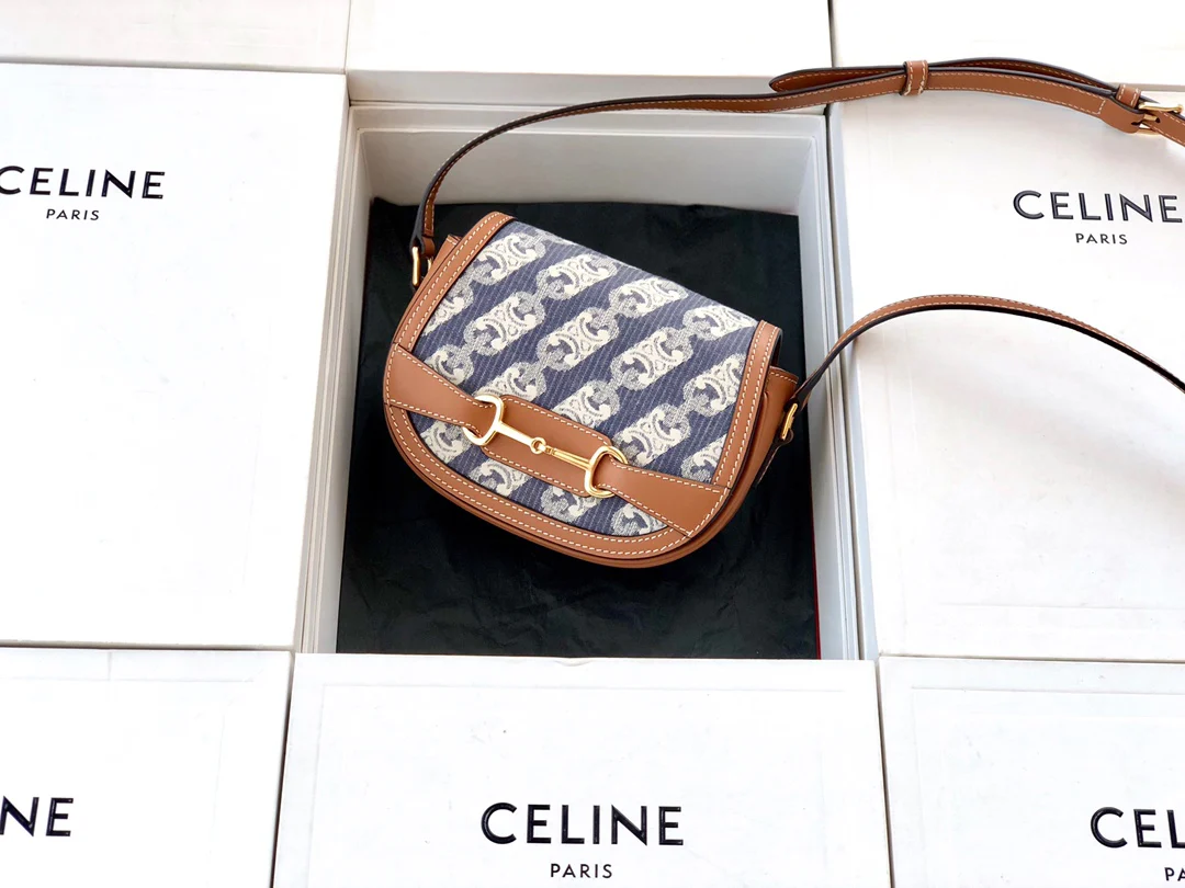 Маленькая сумочка Celine Crecy Triomphe из жаккардовой кожи вагю — темно-синяя/желто-коричневая.