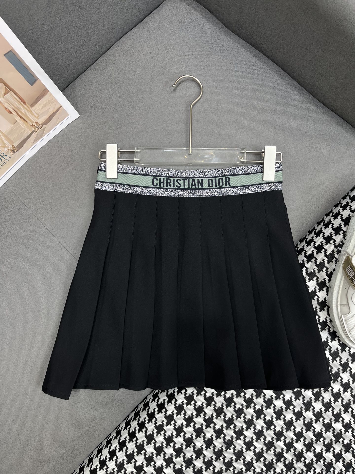 Новая плиссированная мини-юбка Dior весна/лето 2024 — зеленая.