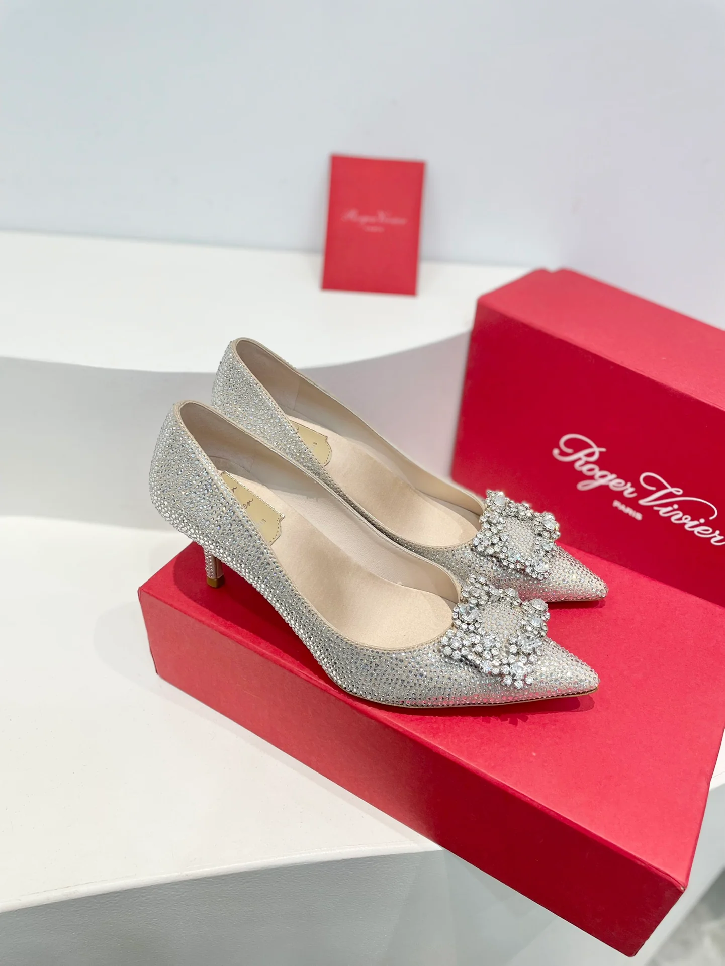 Обувь RV - Серия ?Кристальные туфли? - Туфли на низком каблуке со стразами - Серебристые