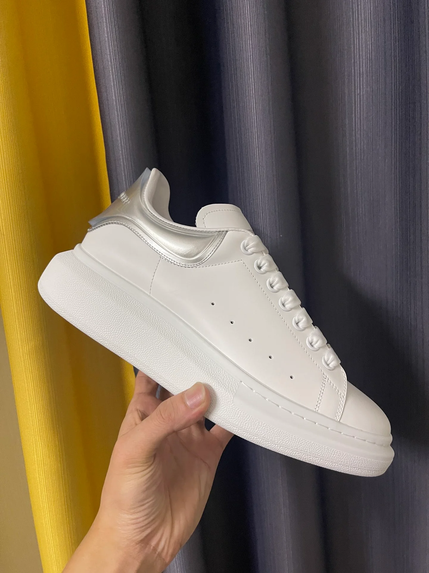 Классические белые кроссовки McQueen - унисекс - серебристый мягкий каблук