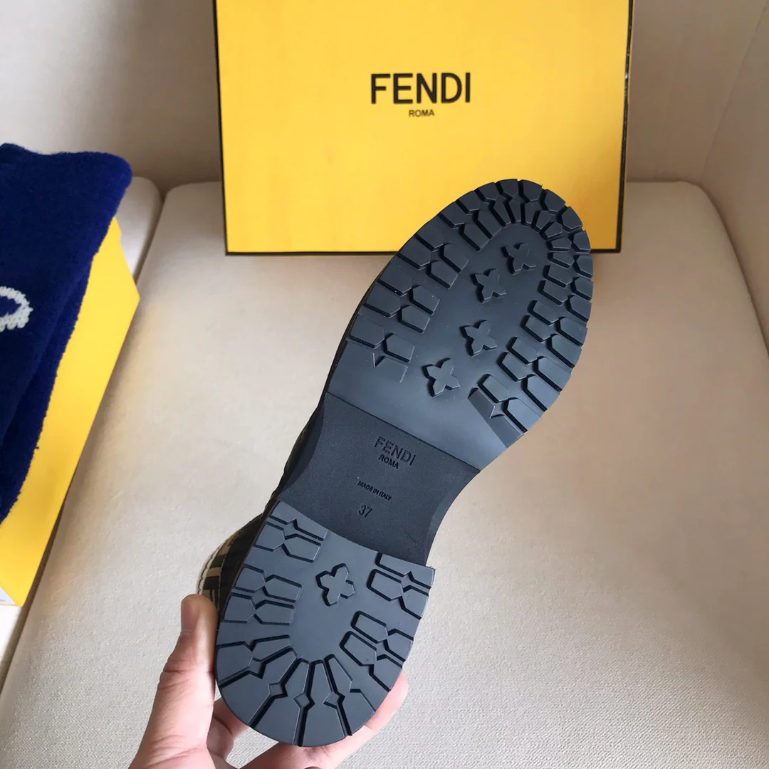 Сапоги Fendi до середины икры со шнуровкой