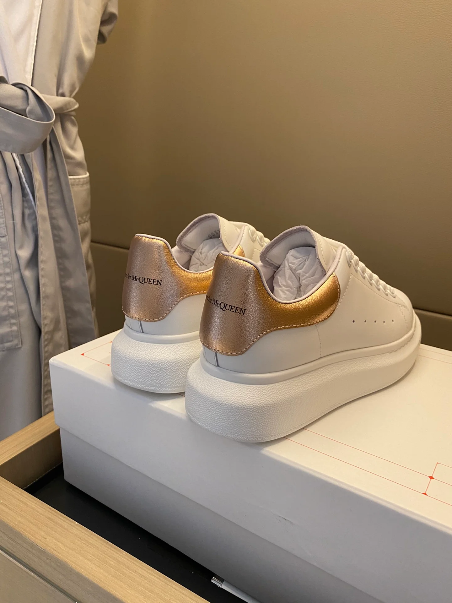 Классические белые кроссовки McQueen - ярко-оранжевые