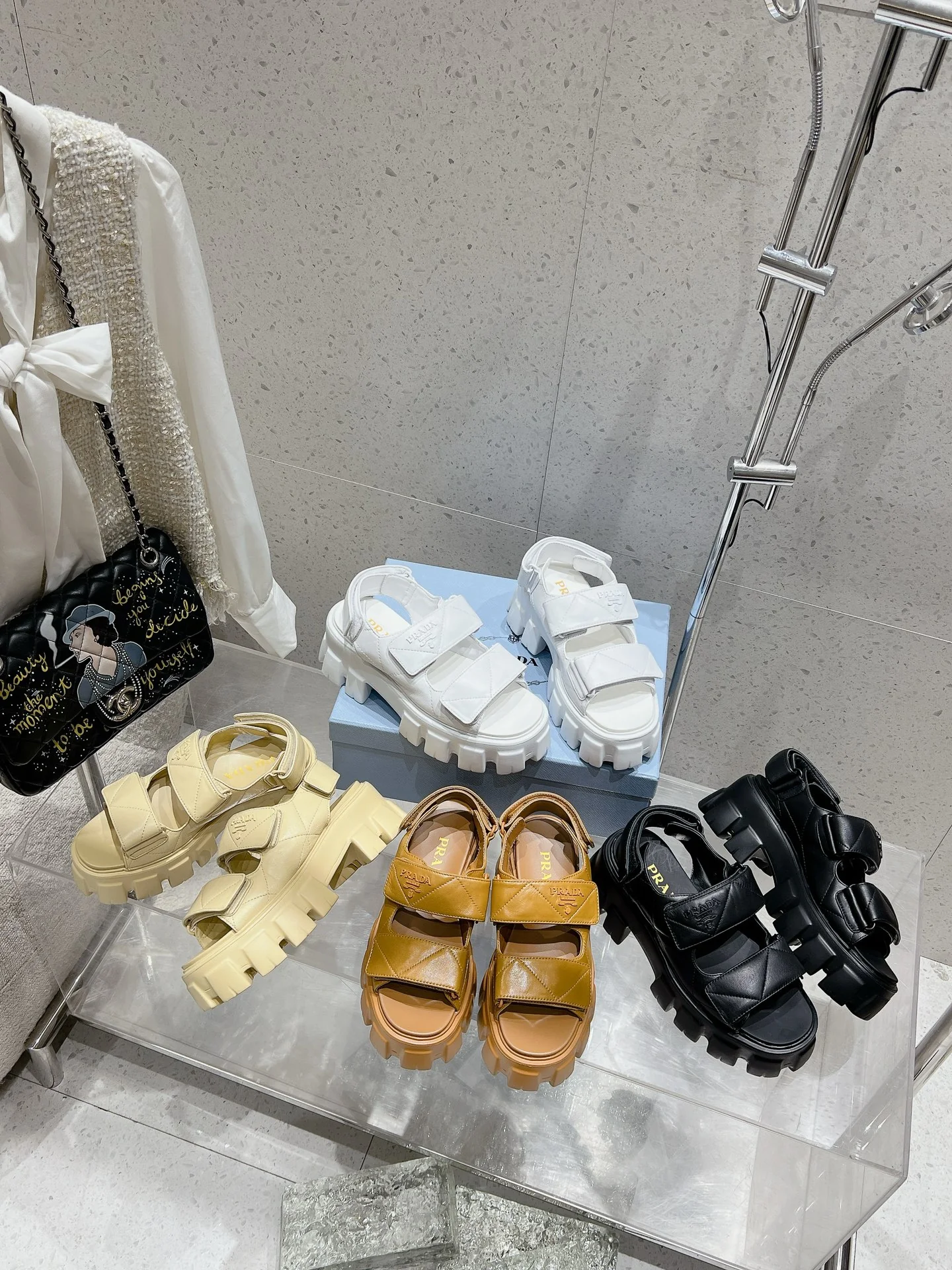 Сандалии Prada 2024 на платформе с застежкой-липучкой - изображение из коллекции