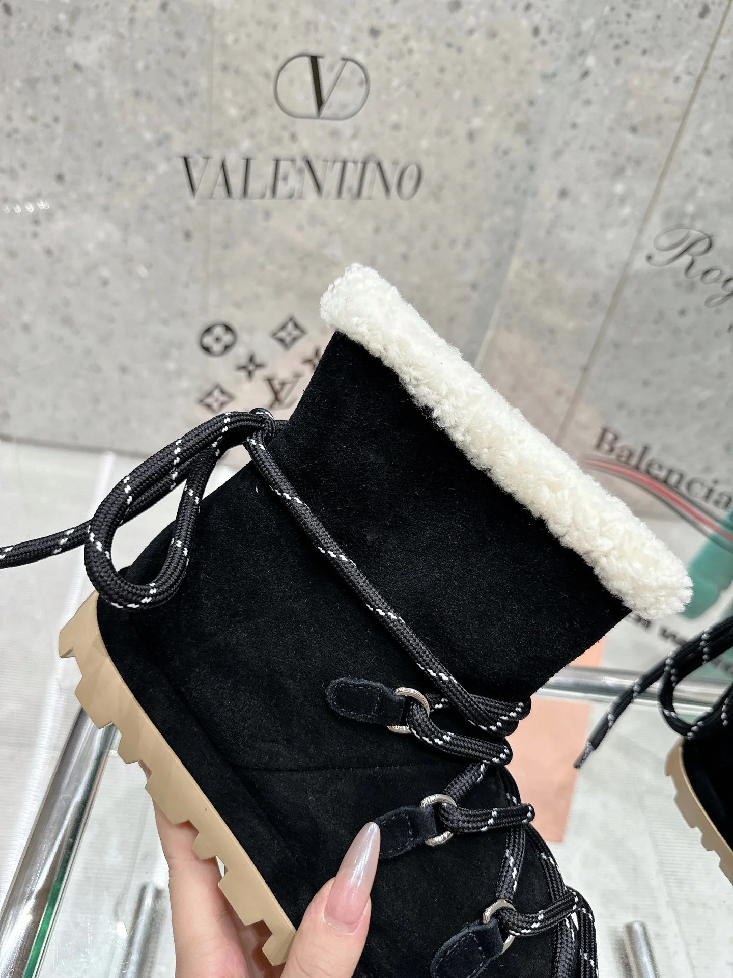 Элегантные сапоги на шнуровке Miu Miu 2024 — черные