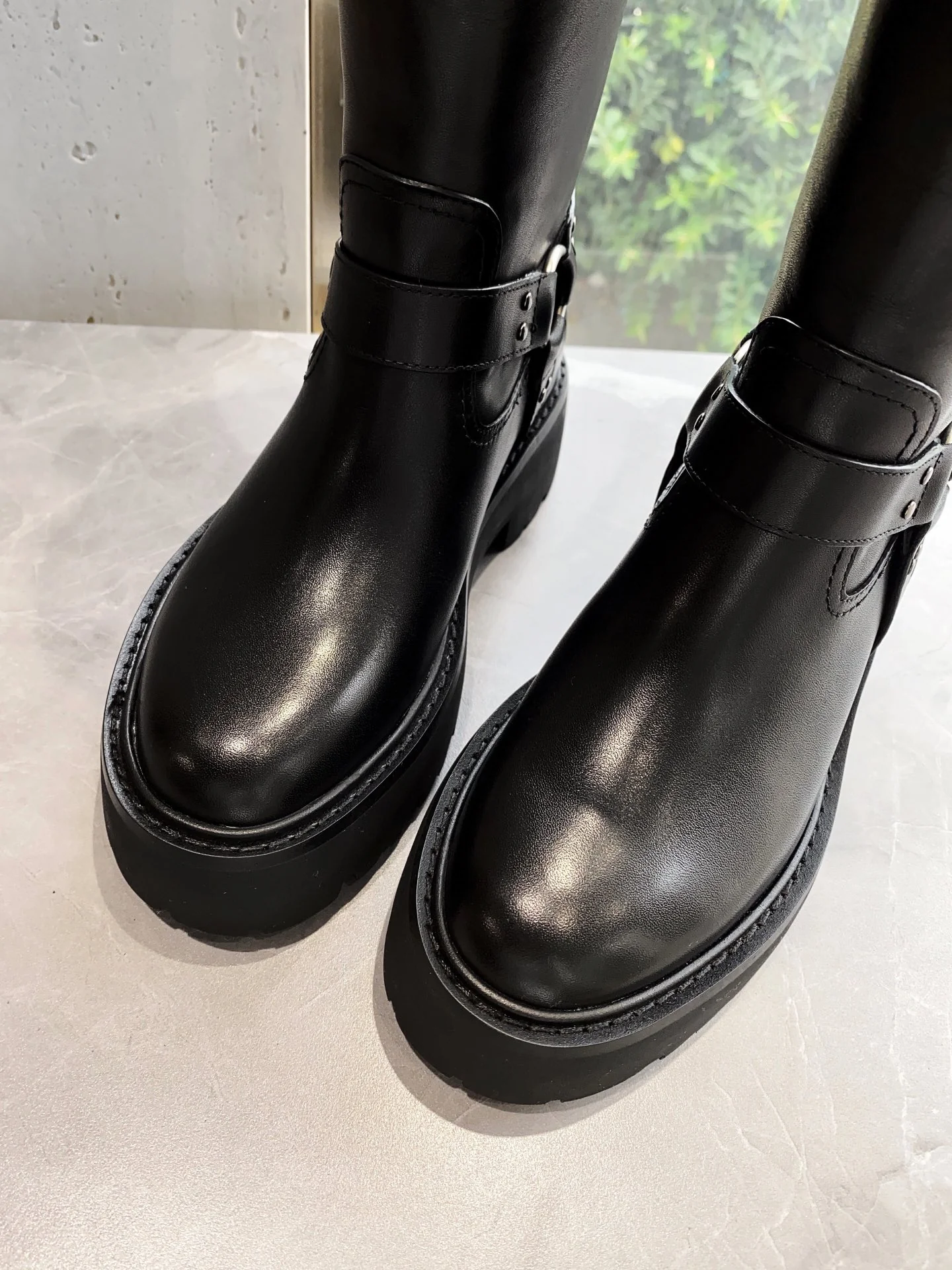 Новинка сезона осень/зима 2022 от Celine — Рыцарские сапоги ?Триумфальная арка? — в стиле Ян Ми.