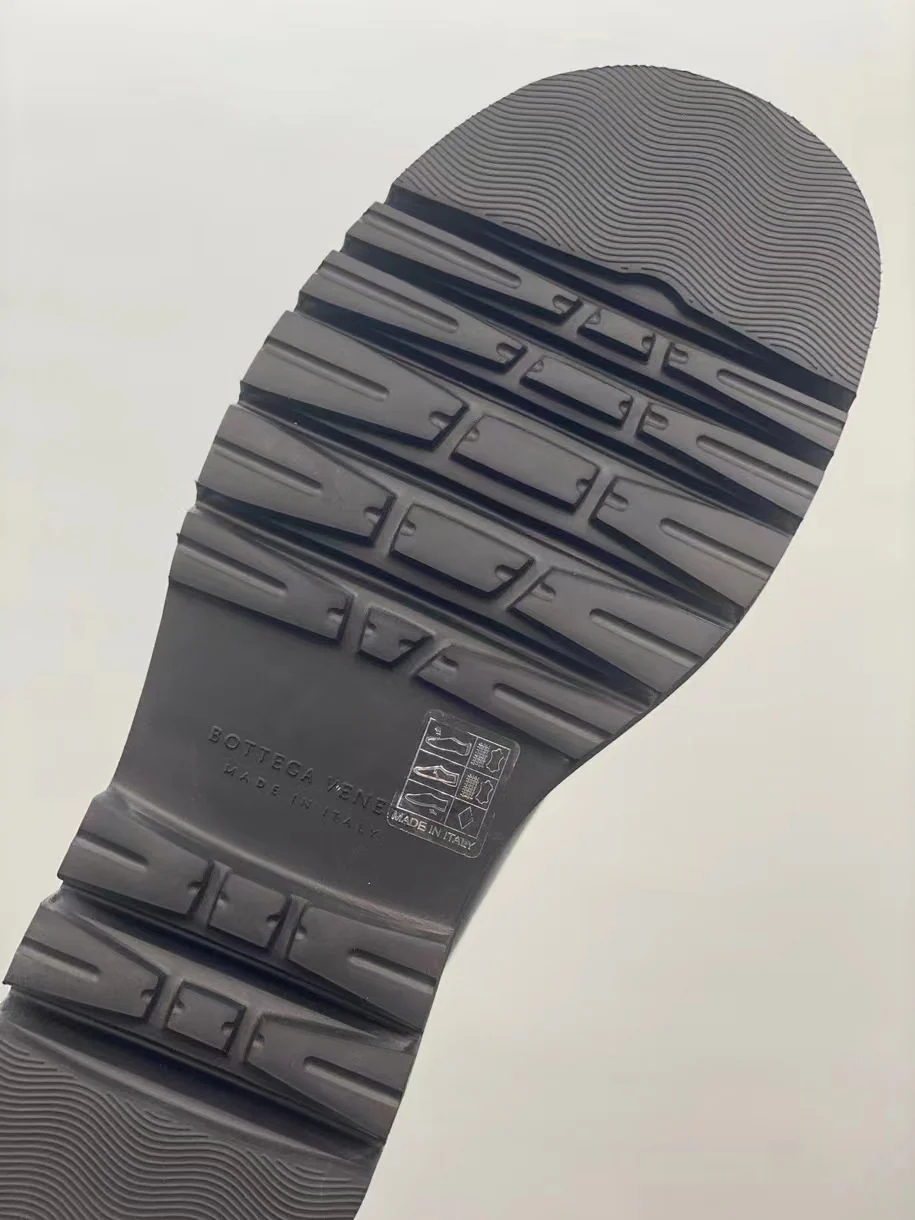 Новинка сезона осень/зима 2022 от BV - высокие сапоги с закругленным носком - модель без шнуровки сзади.