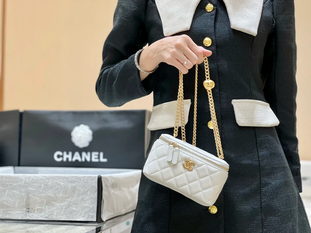 Новинка сезона весна/лето 2023 от Chanel - цепочка-шар, длинная коробка - белая - фото в действии.