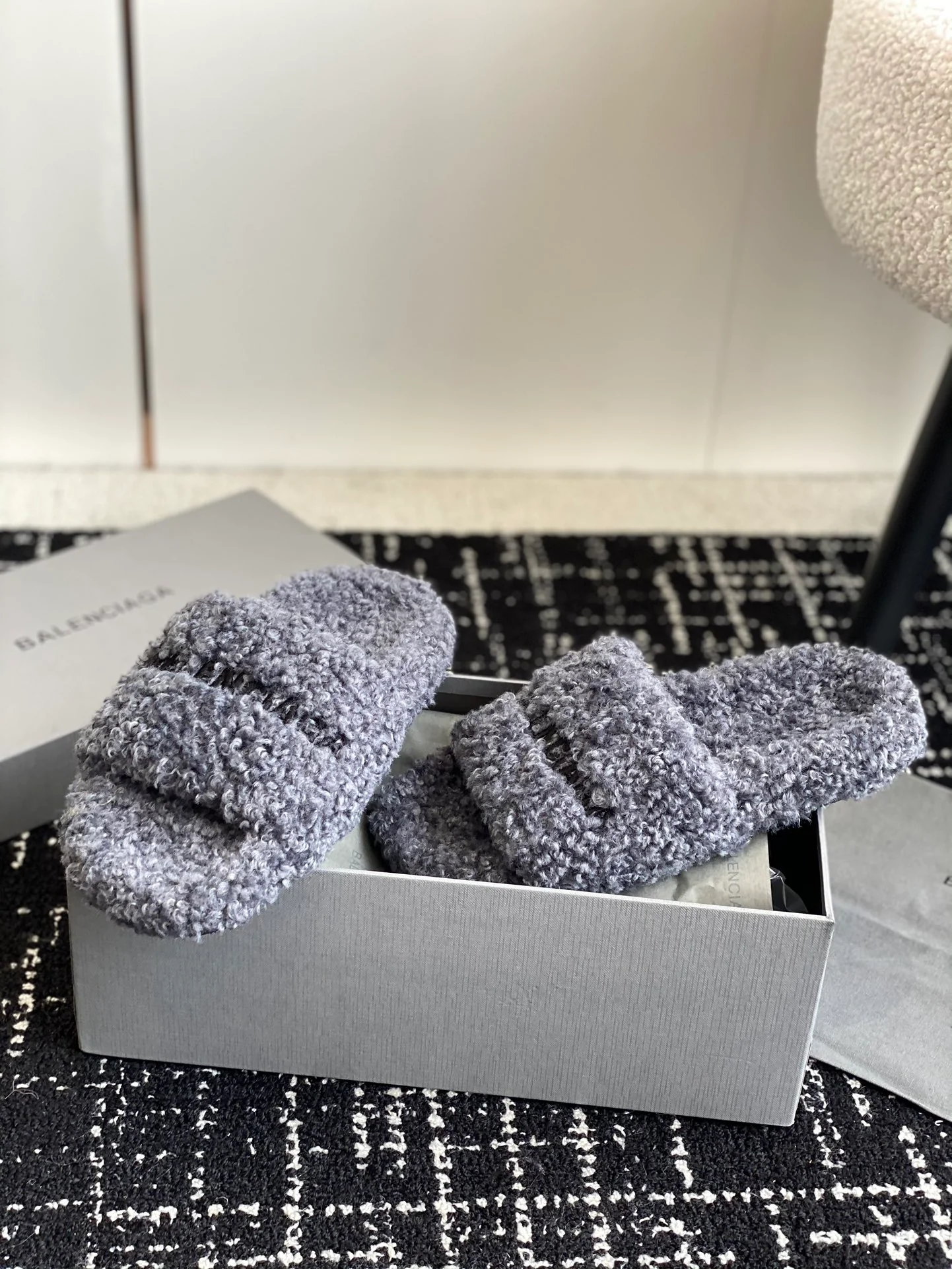 Новинка сезона осень/зима 2023 от Balenciaga - Меховые тапочки - Серые