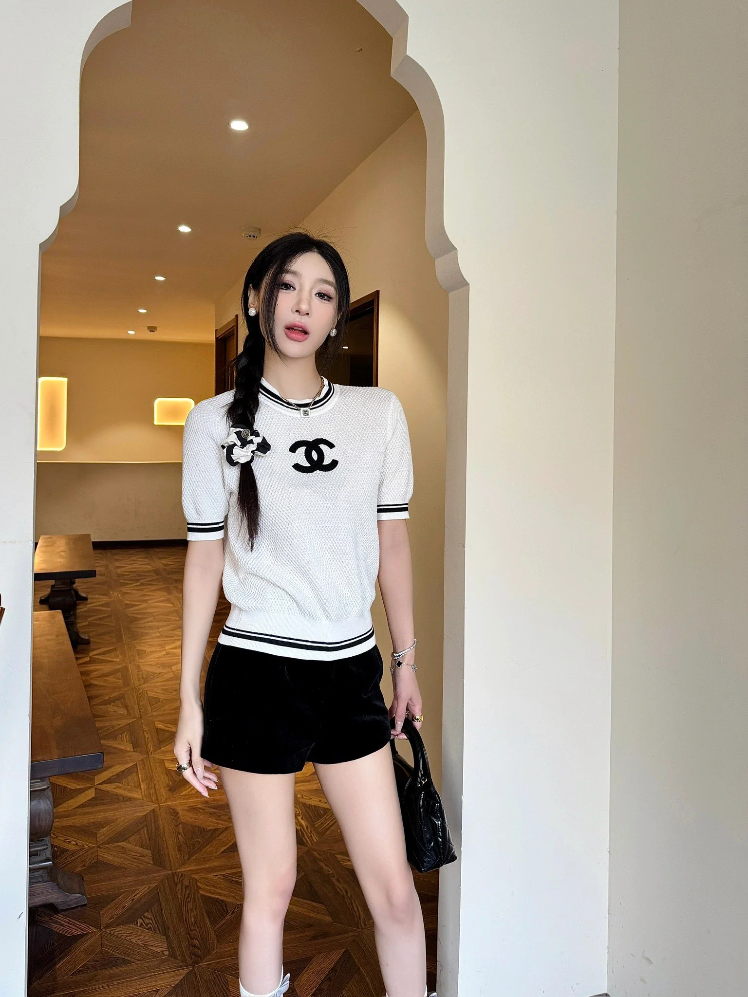 Chanel 2403 - Трикотажное платье с коротким рукавом и двойным С-образным вырезом, цветные блоки - белое