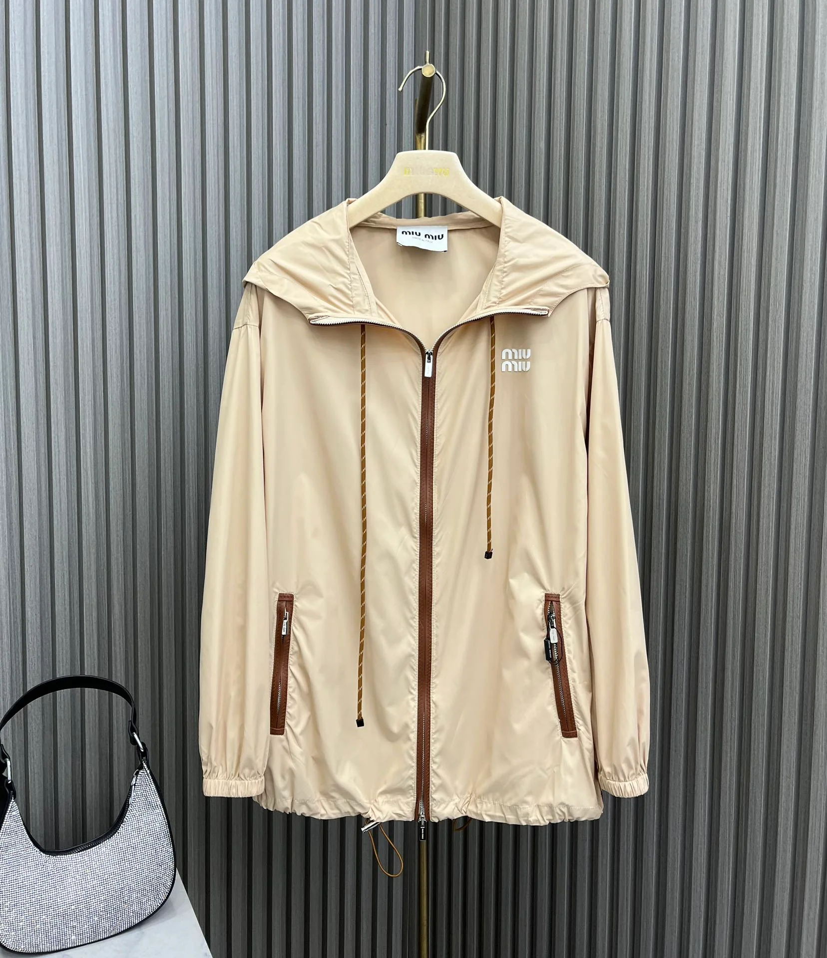 Miu Miu-2404-24 Новый тонкий нейлоновый костюм с капюшоном - цвет хаки