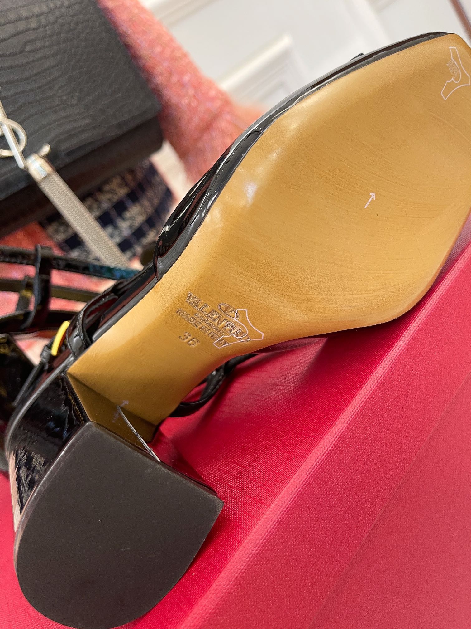 Весенняя коллекция Valentino 2022 — Сандалии на массивном каблуке — Черные