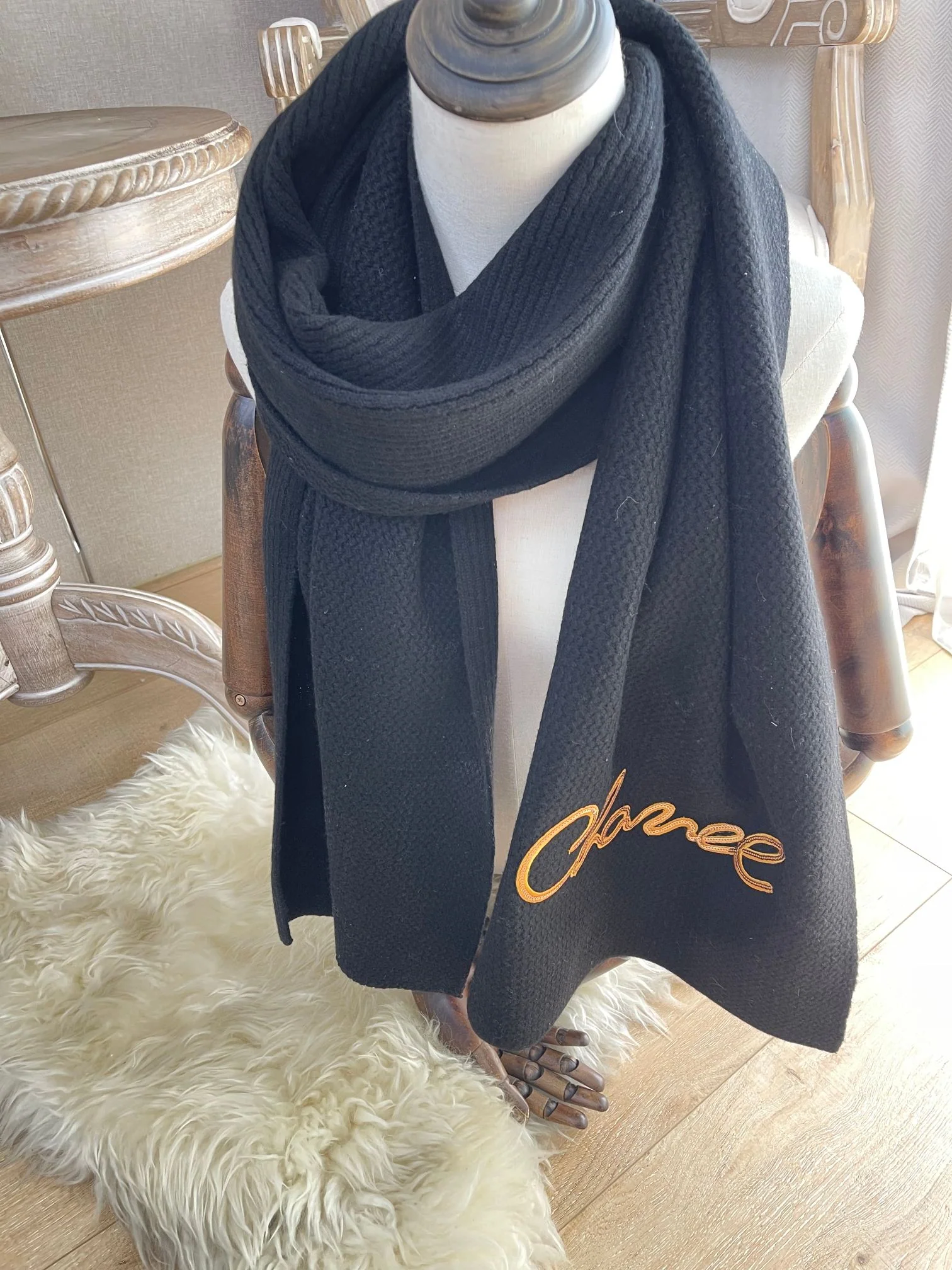 Новая коллекция Chanel осень/зима - Кашемировый шарф, расшитый пайетками, очень теплый.