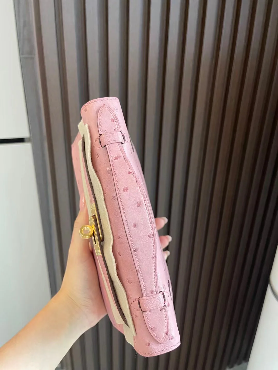 Миниатюрная пряжка Hermes Kelly 1-го поколения из страусиной кожи с керамическим порошком и золотым покрытием