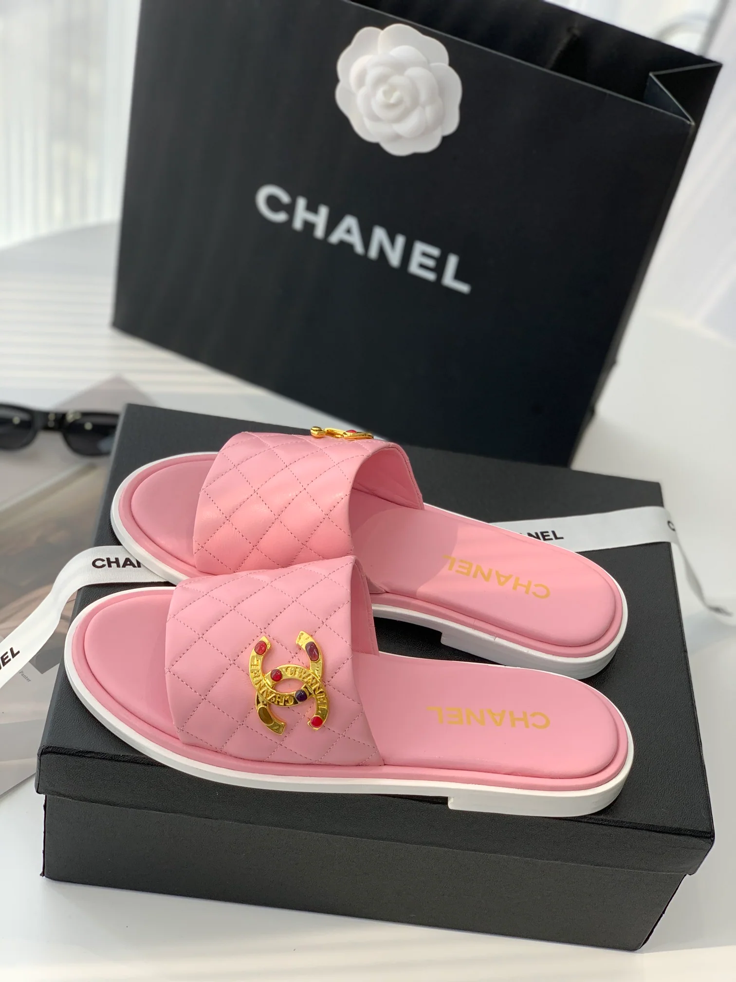 Новые тапочки Chanel 22a Métiers d'Art с пряжкой из драгоценного камня - размеры 35-40