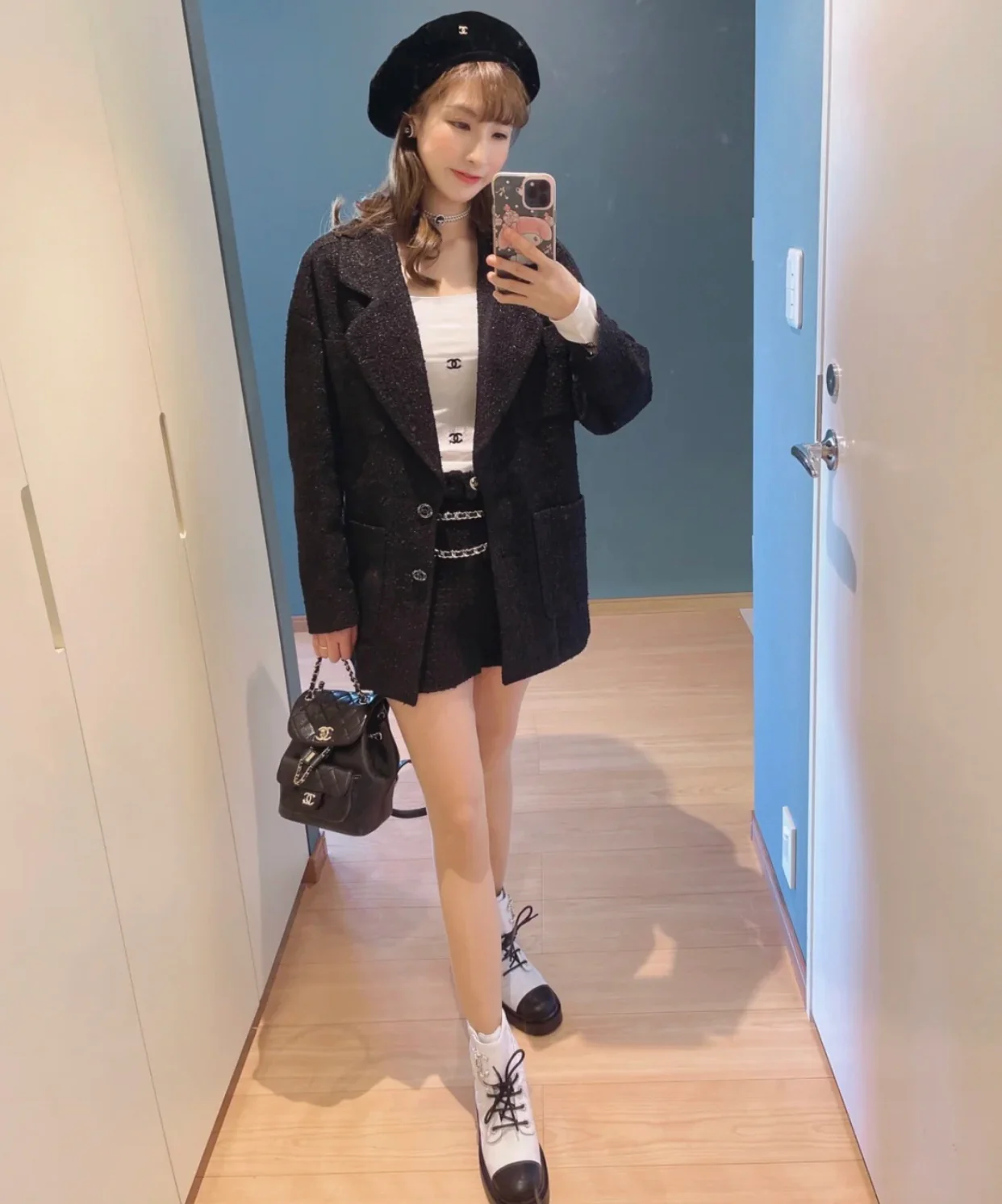 Рюкзак Chanel — черный, из вощеной кожи.