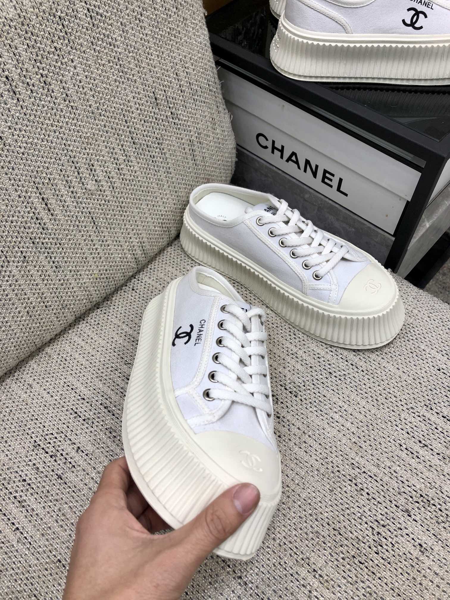 Новинка сезона весна/лето 2023 от Chanel - Тапочки на платформе из парусины - Белые