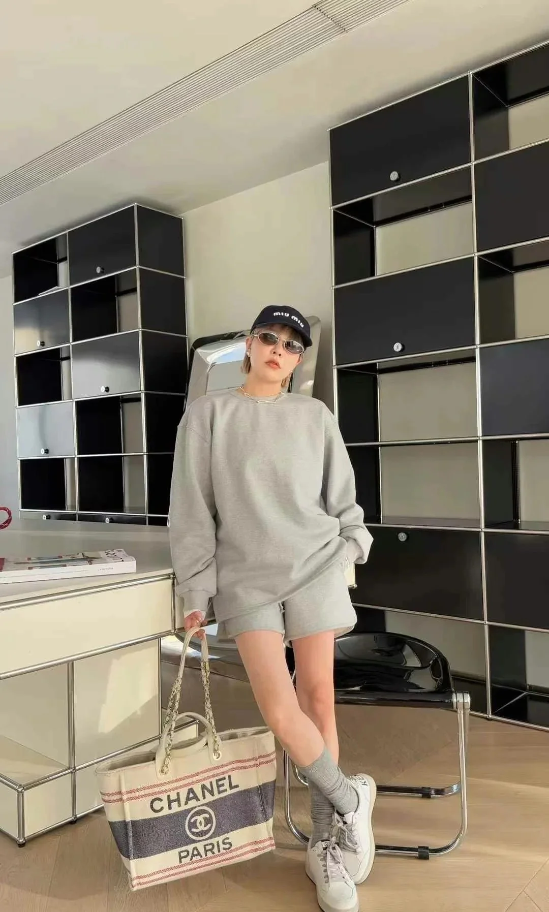 Пляжная сумка Chanel 25c, косметичка, красно-синяя.