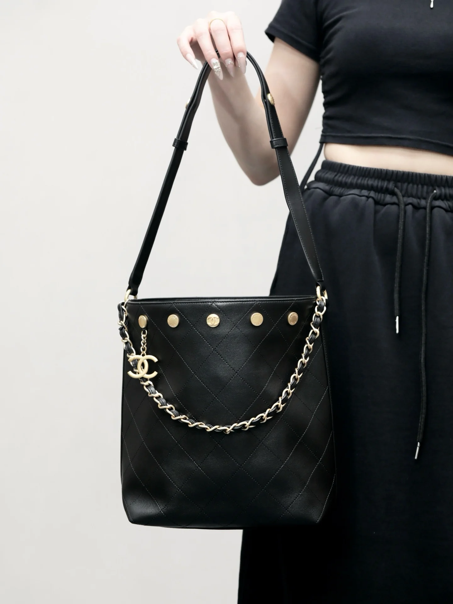 Сумка Chanel в стиле хиппи с золотой монетой 25 пенсов — черно-золотая.