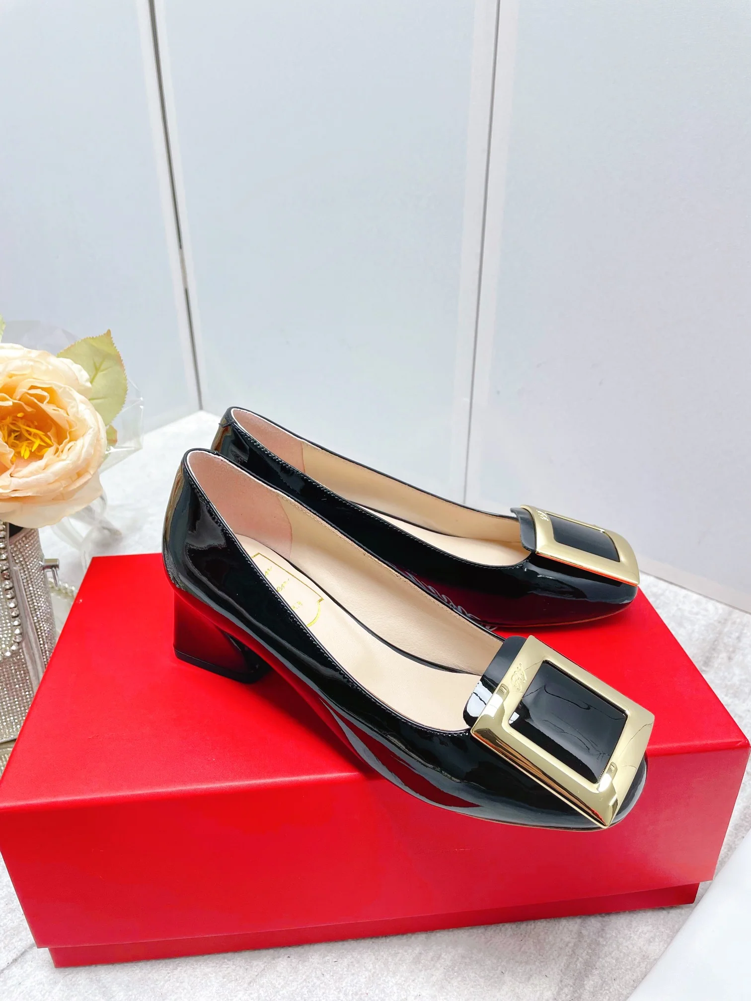 Обувь RV Shoes - Новинка ранней весны 2023 года - Лакированные туфли на низком каблуке с металлической пряжкой