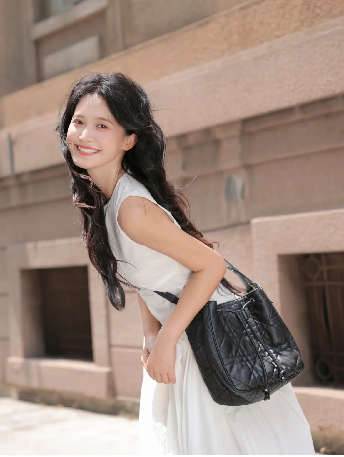 Сумка-кроссбоди Dior Motion, средний размер, черная.