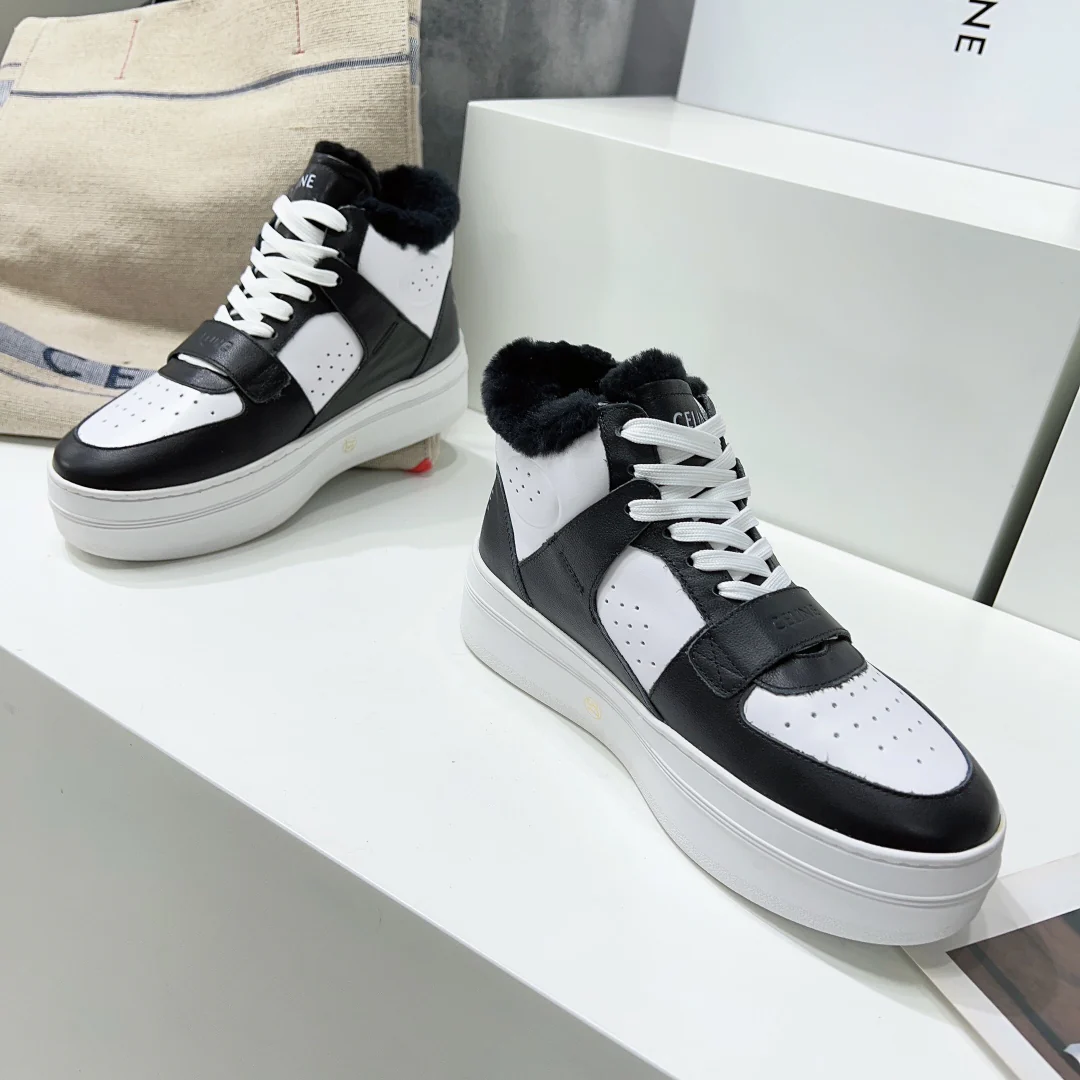 Новинка осенне-зимней коллекции Celine 2022 — высокие кеды на платформе с меховой отделкой — черные.