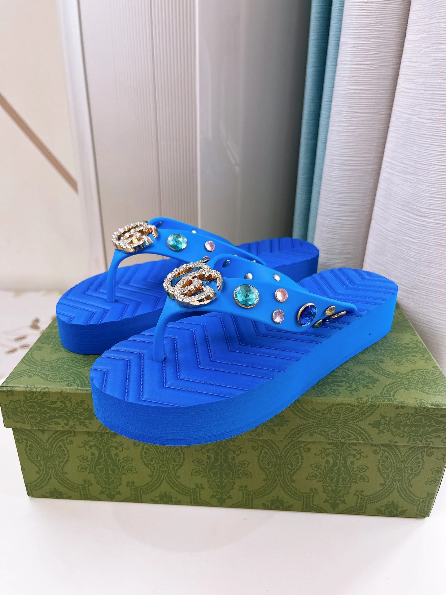 Летняя коллекция Gucci 2022 — Пляжная обувь — Синий